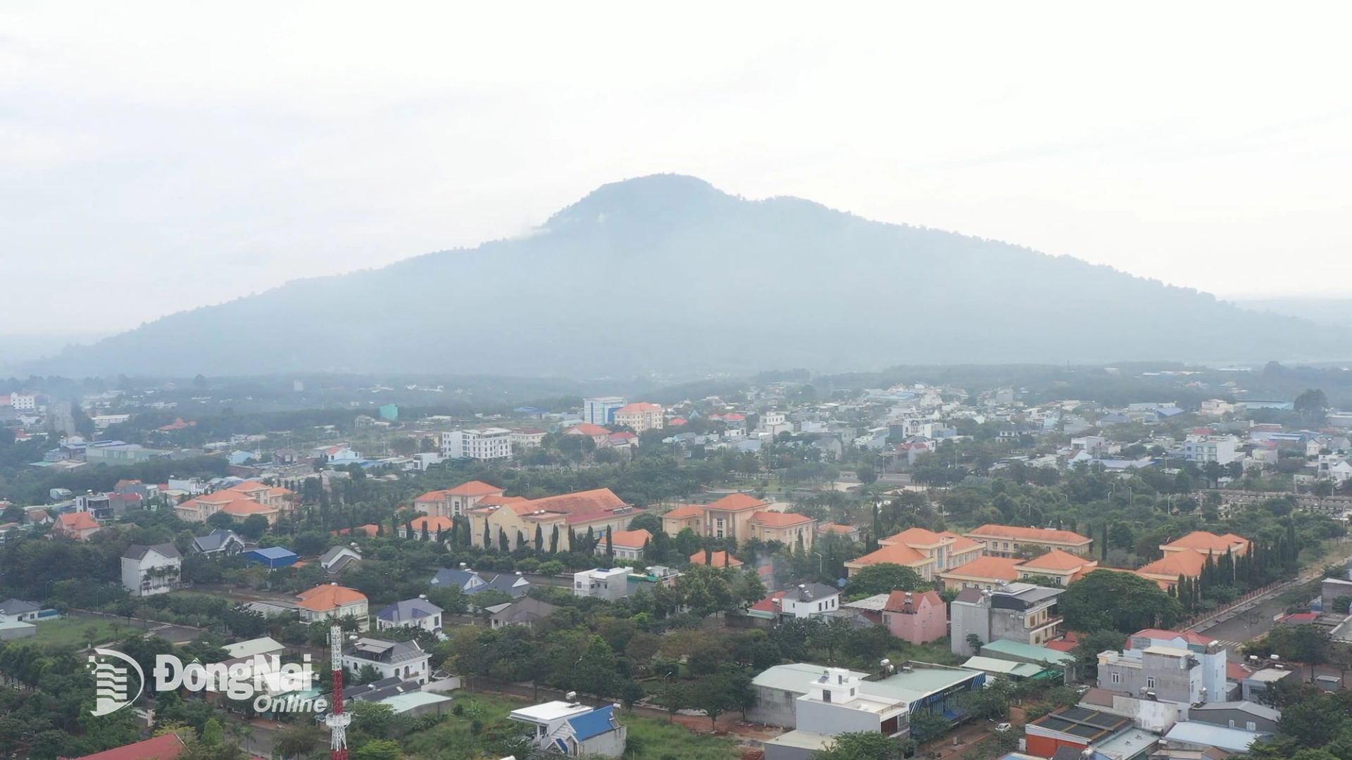 Núi Bà Rá là một trong 3 ngọn núi cao và hùng vĩ nhất Nam Bộ và là niềm tự hào của mảnh đất Phước Long anh hùng. Ảnh: Tiến Dũng