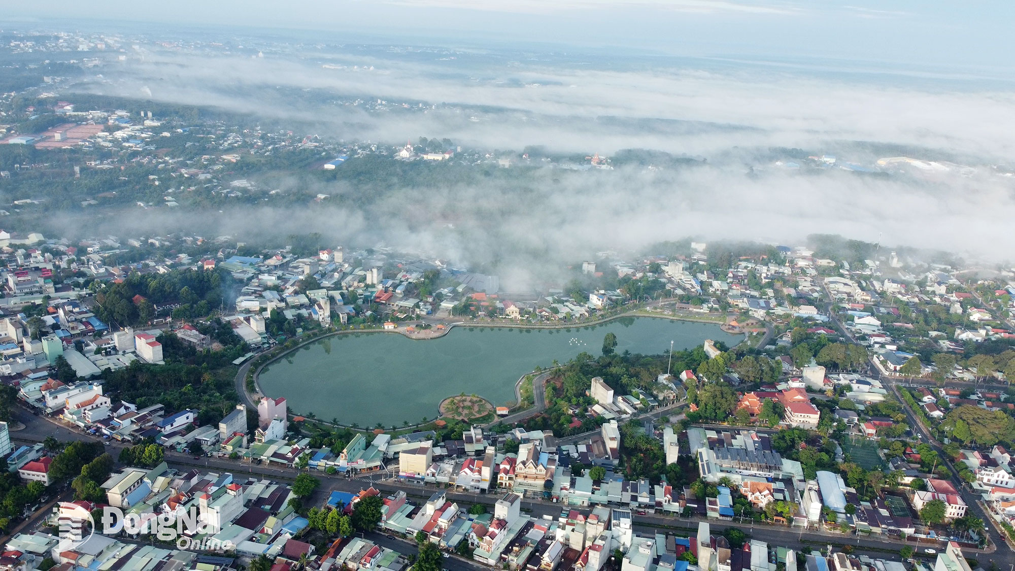 Cảnh đẹp thơ mộng tại hồ Long Thủy, Phước Long. Ảnh: Từ Huy