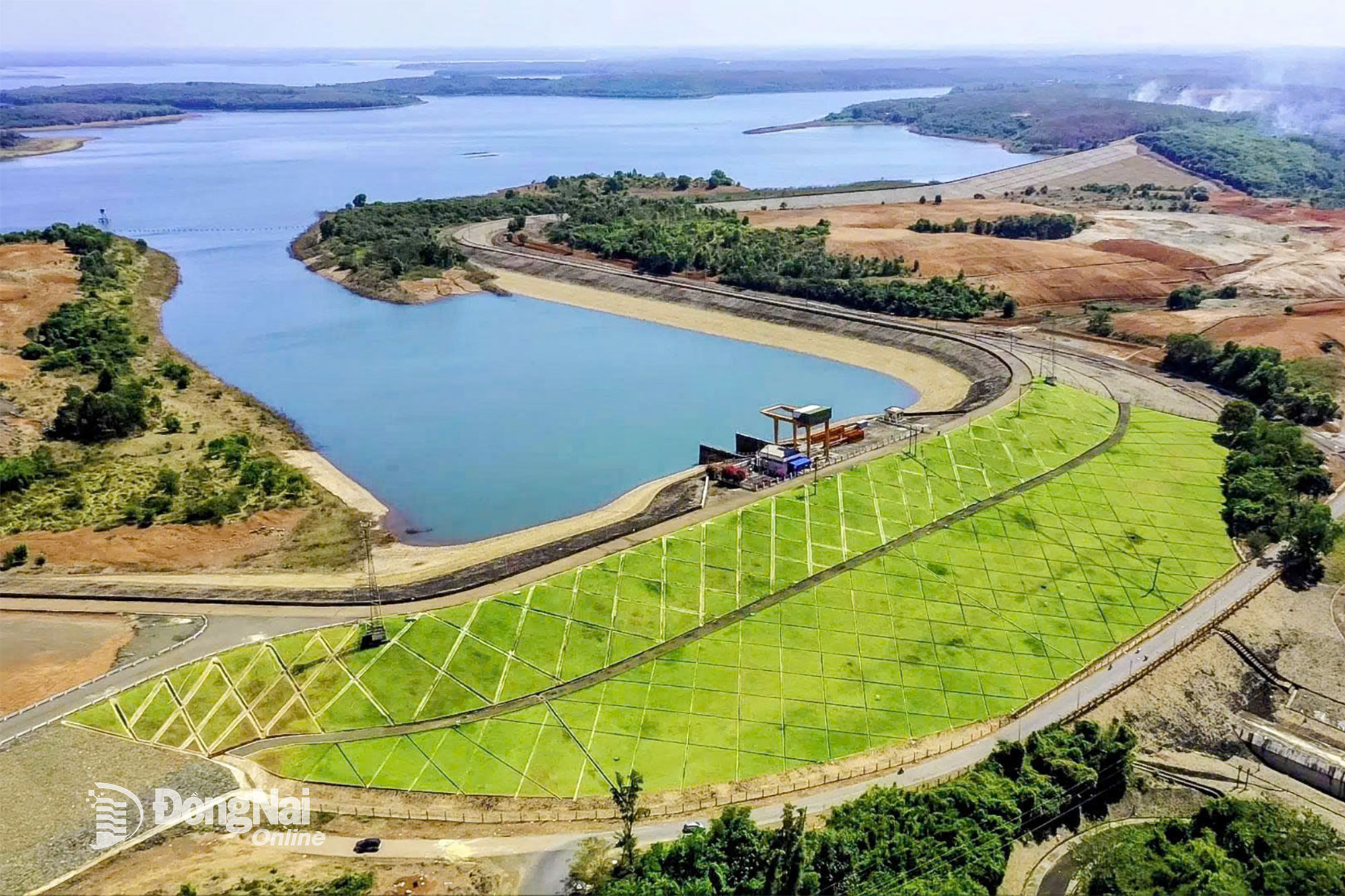 Cửa nhận nước của Nhà máy Thủy điện Thác Mơ - địa điểm check-in quen thuộc của người dân và du khách nhìn từ trên cao. Ảnh: Ngọc Nhật
