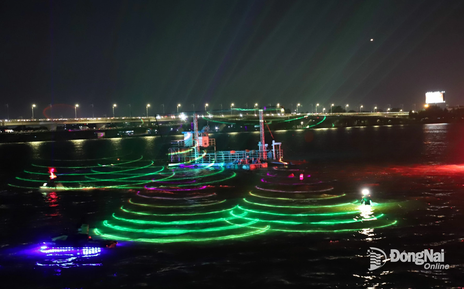 Một màn biểu diễn ánh sáng trên sông Đồng Nai. Ảnh: My Ny