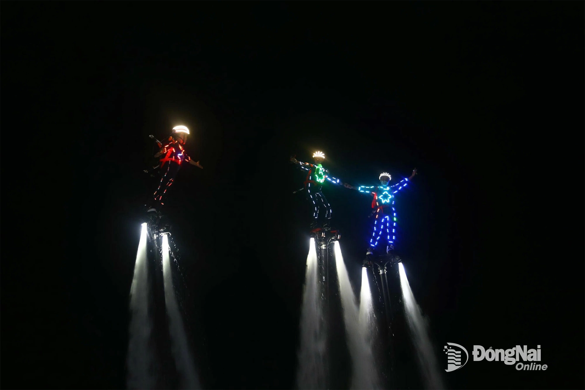 Các vận động viên biểu diễn trên mặt nước. Ảnh: My Ny