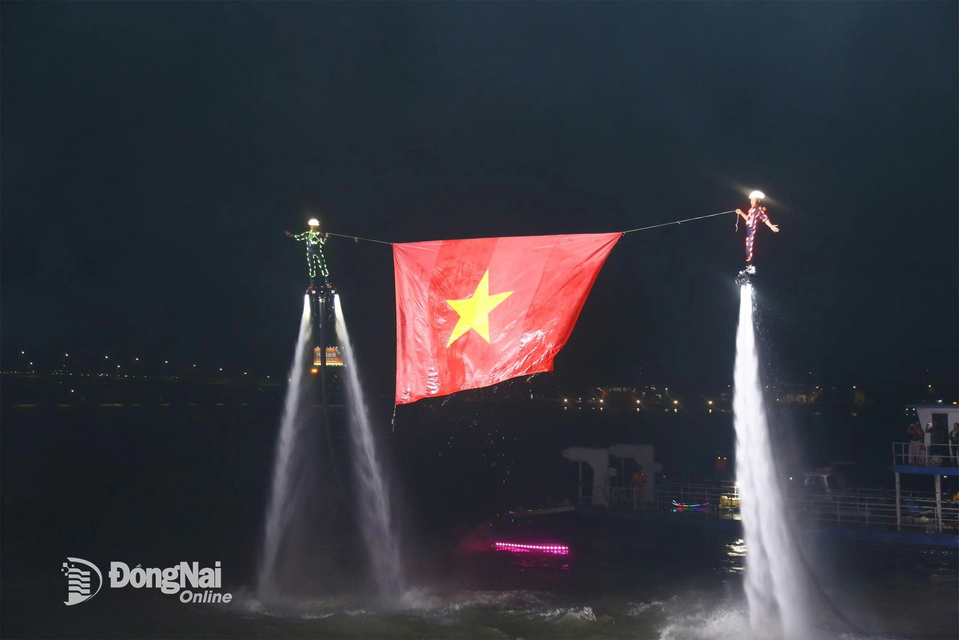 Khoảnh khắc đặc biệt nhất là khi các vận động viên phối hợp cùng nhau nâng lên hình ảnh lá cờ Việt Nam giữa dòng sông. Ảnh: Minh Tài