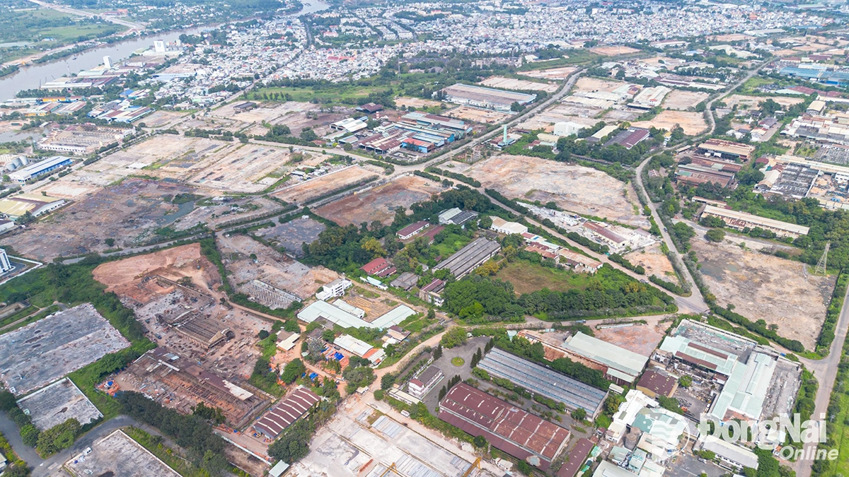 Trong khu vực 1, phần giữ lại hiện trạng, đất giao thông và đất do Trung tâm Phát triển quỹ đất tỉnh quản lý là 17,6ha; diện tích các công ty đã giải phóng mặt bằng là 27,08ha. Ảnh: Minh Tài