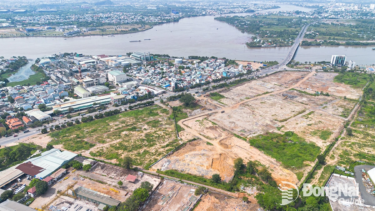 Trong 11 doanh nghiệp, đơn vị nằm trong khu vực ưu tiên 1, có 4 doanh nghiệp đã bàn giao mặt bằng toàn bộ gồm: Công ty CP Tập đoàn Tân Mai (17,7ha), Công ty CP Dây cáp điện Việt Nam (hơn 2ha) và Công ty CP Miền Đông (hơn 1,2ha) và Công ty TNHH Giặt mài (hơn 3.500m). Trong ảnh: Khu đất rộng 17,7ha của Công ty CP Tập đoàn Tân Mai hiện đã trống mặt bằng. Ảnh: Minh Tài