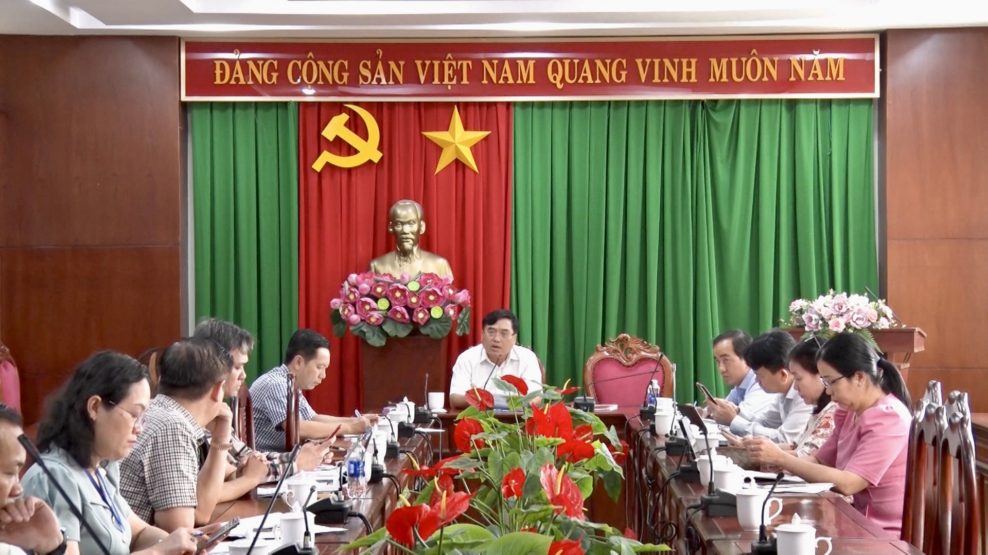 Ủy viên Ban Thường vụ Tỉnh ủy, Bí thư Đảng ủy, Chủ tịch HĐND phường tại buổi làm việc cùng đơn vị chức năng thống nhất nội dung đêm Countdown chào đón năm 2026