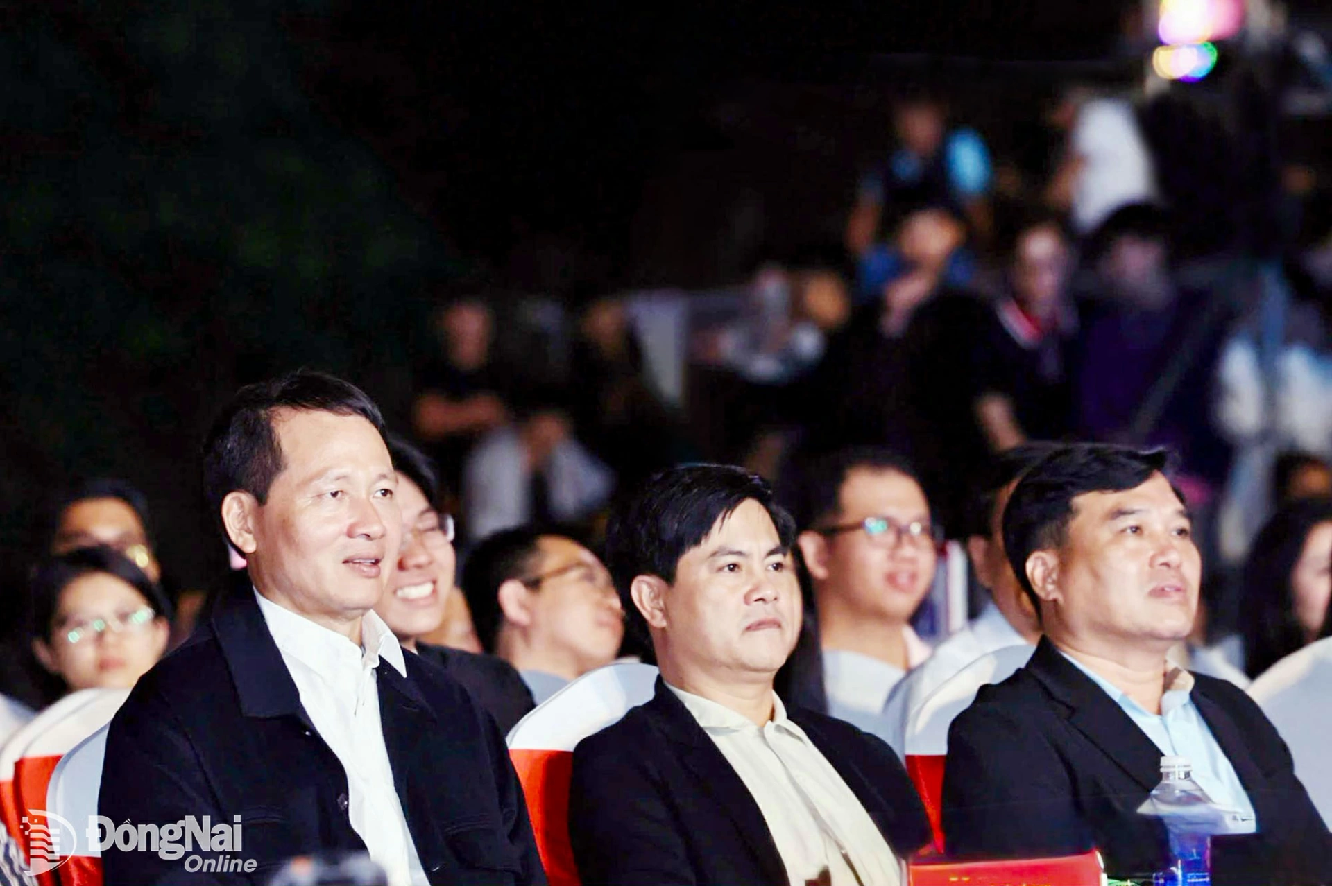 Đồng chí Vũ Hồng Văn, Bí thư Tỉnh ủy, Trưởng đoàn Đại biểu Quốc hội tỉnh Đồng Nai tham dự chương trình nghệ thuật đặc biệt và bắn pháo hoa chào đón Tết Dương lịch 2026 tại phường Trấn Biên. Ảnh: Công Nghĩa