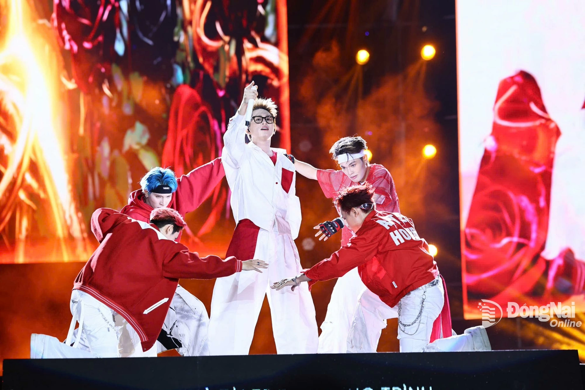 Một tiết mục nghệ thuật chào đón Tết Dương lịch 2026 tại phường Trấn Biên. Ảnh: Công Nghĩa