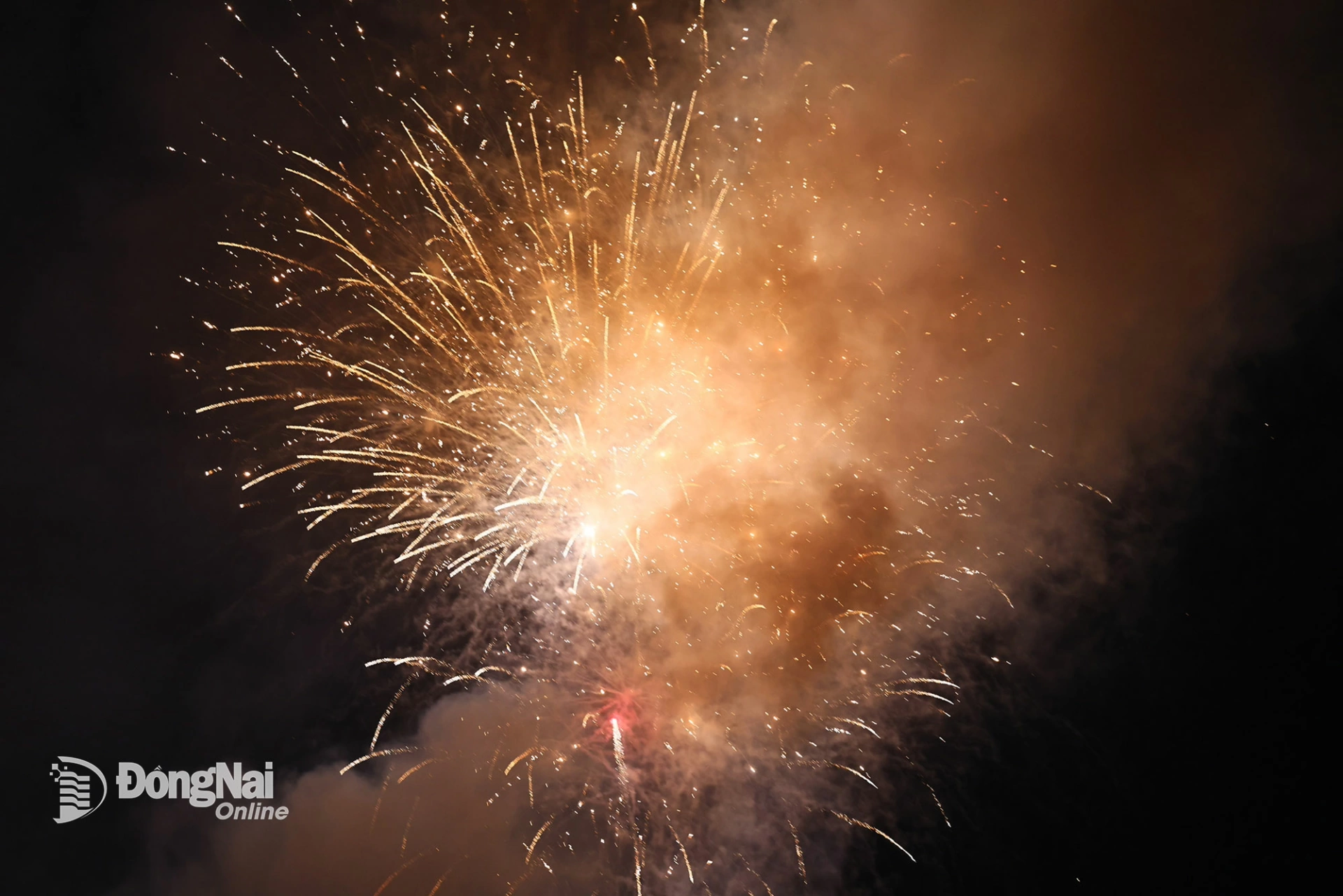 Màn pháo hoa rực rỡ đón Giao thừa tại phường Trấn Biên. Ảnh: Công Nghĩa