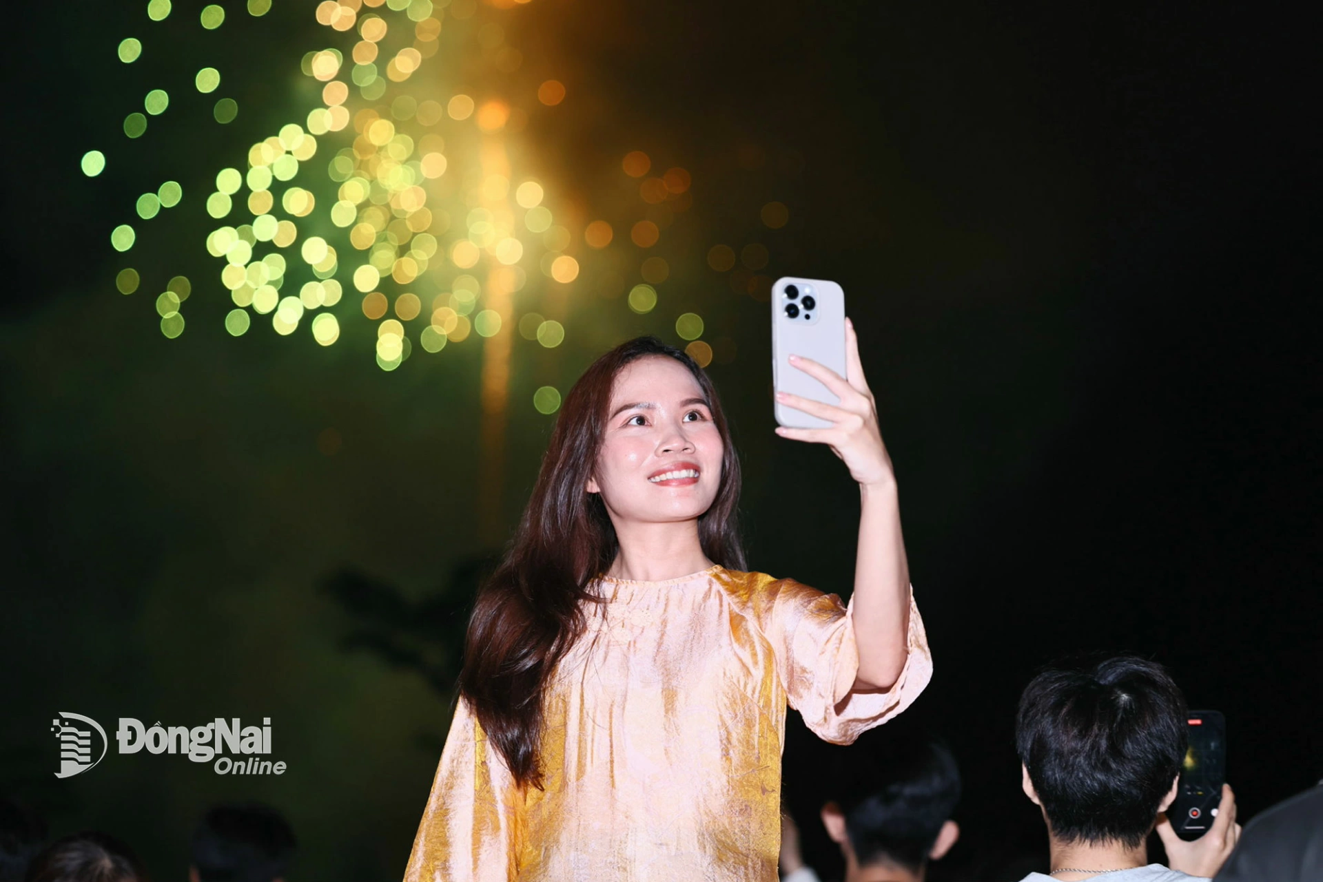 Người dân hân hoan chụp ảnh lưu lại khoảnh khắc chuyển giao sang năm mới 2026. Ảnh: Công Nghĩa