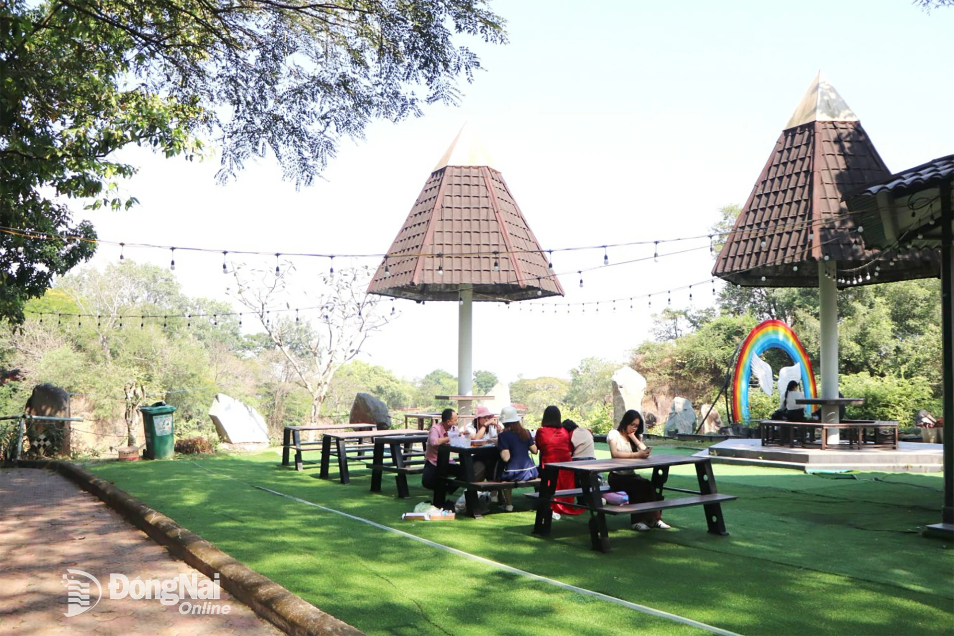 Du khách thư giãn giữa không gian thiên nhiên tại Khu du lịch Bửu Long. Ảnh: Ngọc Liên
