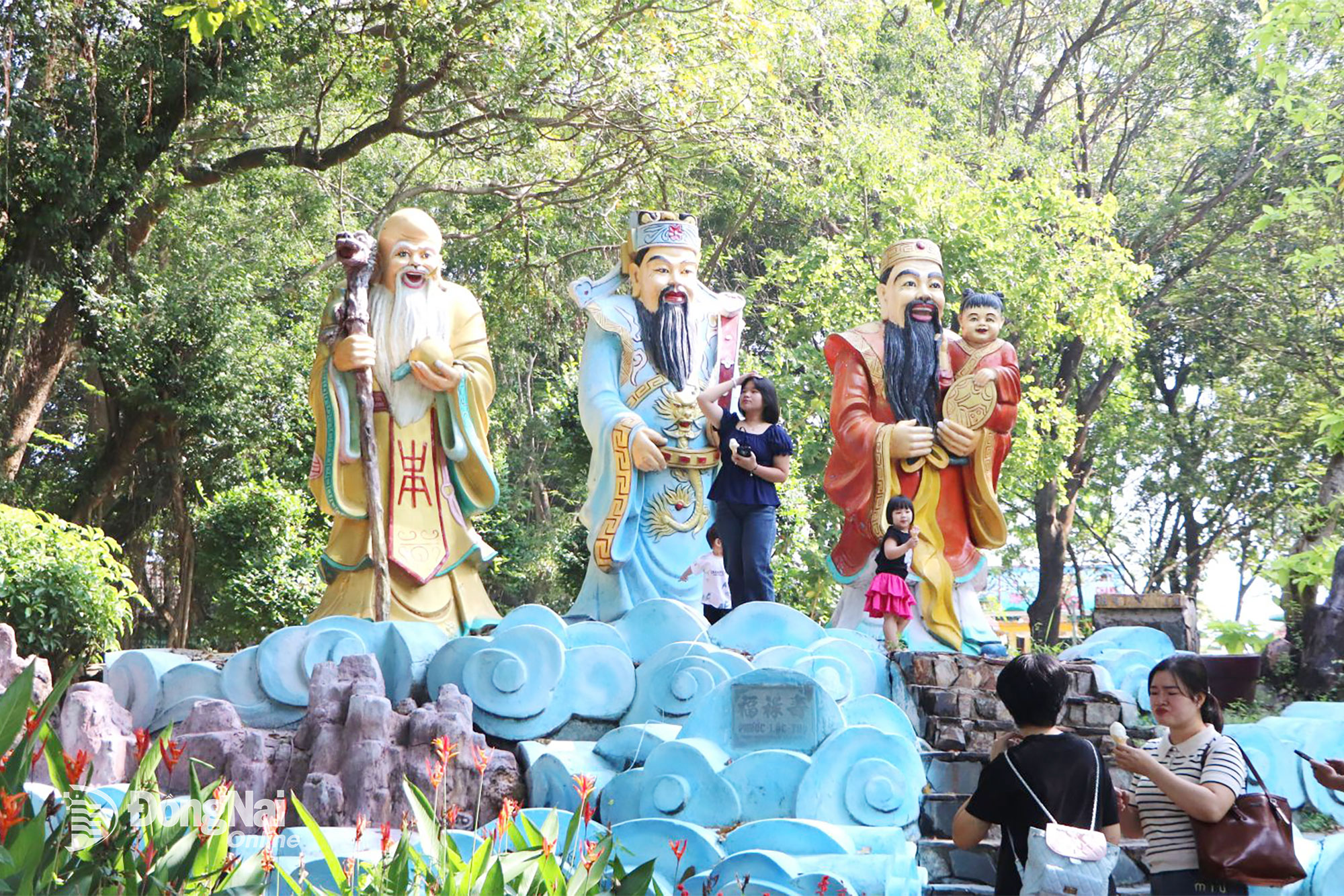 Du khách chụp hình tại các góc tiểu cảnh trong Khu du lịch Bửu Long. Ảnh: Ngọc Liên