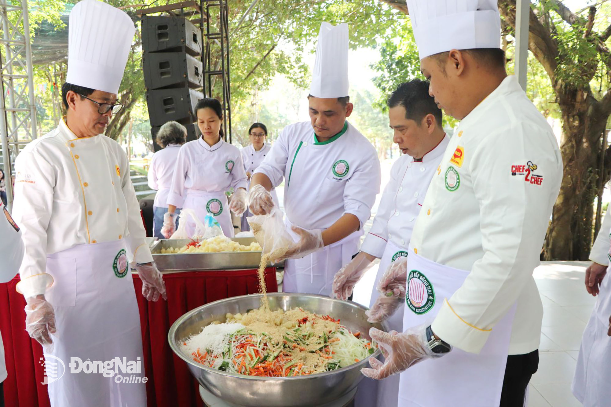 Các đầu bếp chuyên nghiệp thực hiện món gỏi bưởi Tân Triều phục vụ miễn phí du khách. Ảnh: Ngọc Liên