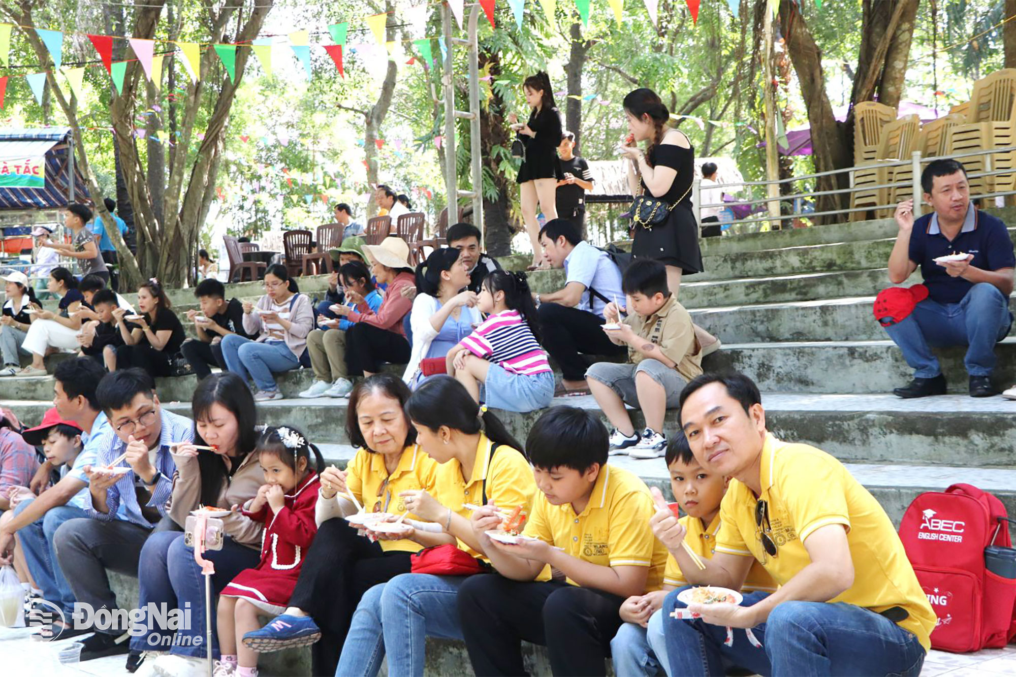 Du khách thưởng thức món gỏi bưởi tại Khu du lịch Bửu Long. Ảnh: Ngọc Liên