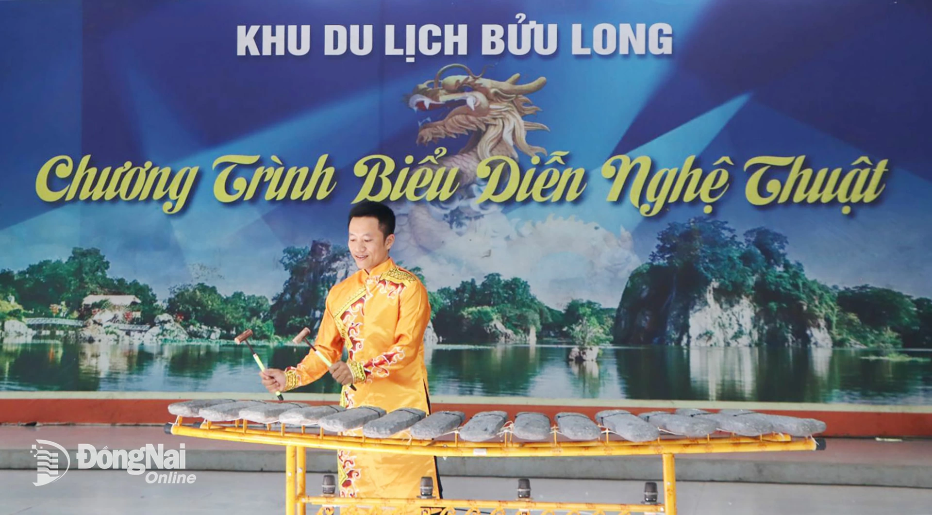 Biểu diễn đàn đá phục vụ du khách tại Khu du lịch Bửu Long sáng 1-1-2026. Ảnh: Ngọc Liên