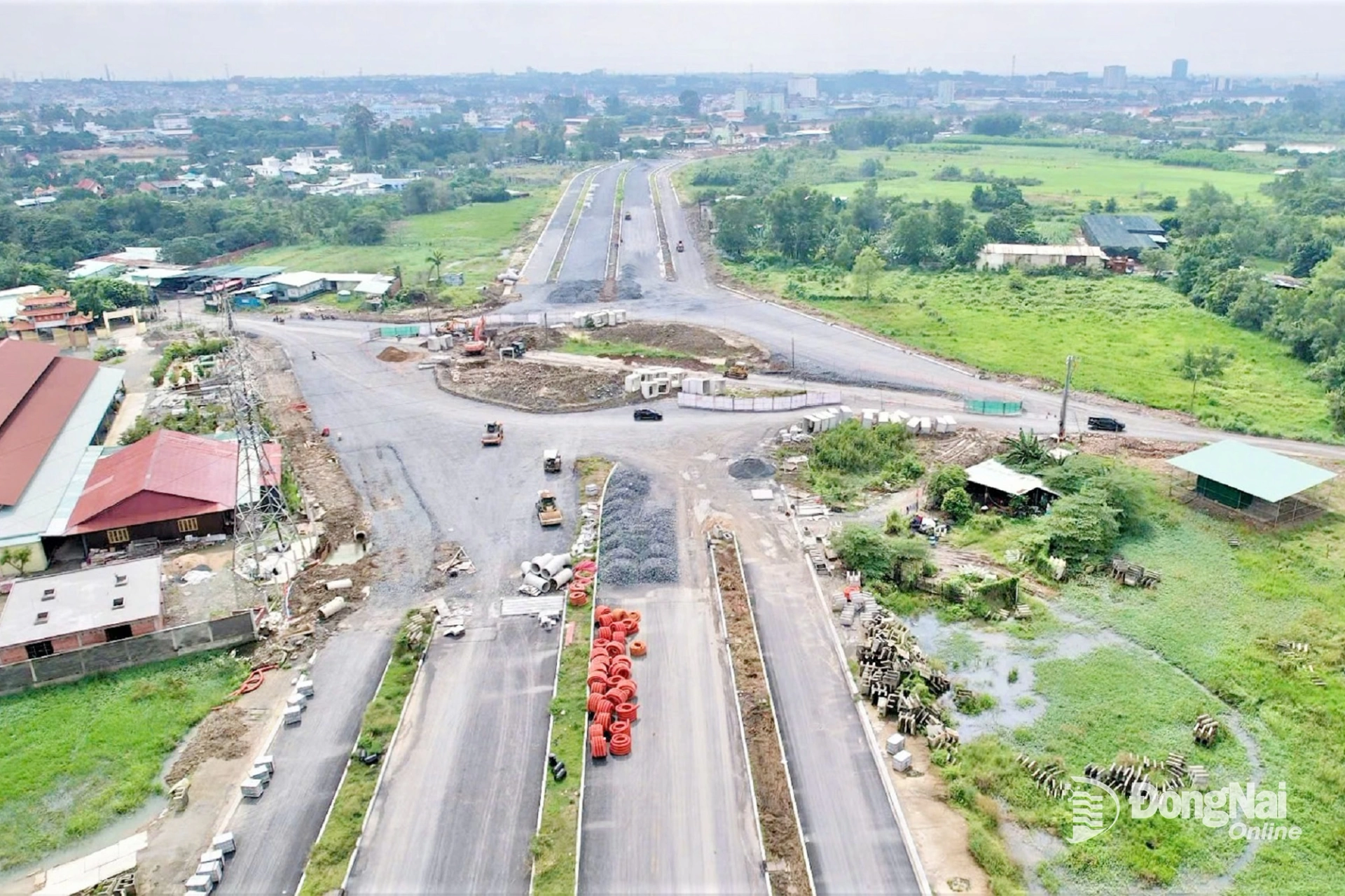 Thi công Dự án Đường trục trung tâm thành phố Biên Hòa. Ảnh: Phạm Tùng