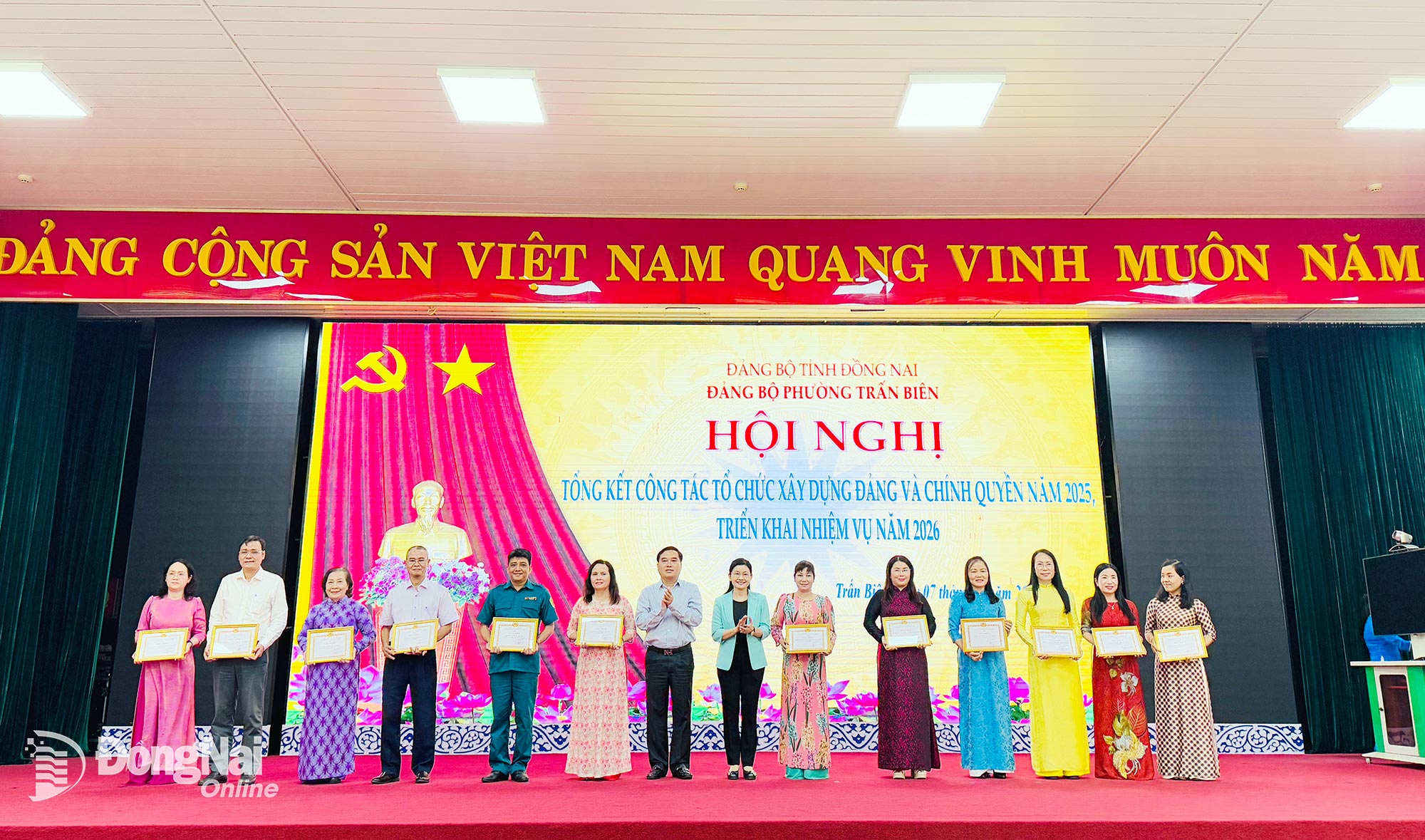 Ủy viên dự khuyết Trung ương Đảng, Phó Bí thư Thường trực Tỉnh ủy, Chủ tịch HĐND tỉnh Đồng Nai Tôn Ngọc Hạnh; Ủy viên Ban Thường vụ Tỉnh ủy, Bí thư Đảng ủy, Chủ tịch HĐND phường Trấn Biên Hồ Văn Nam trao khen thưởng các tập thể đạt thành tích xuất sắc trong công tác xây dựng Đảng, chính quyền năm 2025. Ảnh: Thùy Anh.