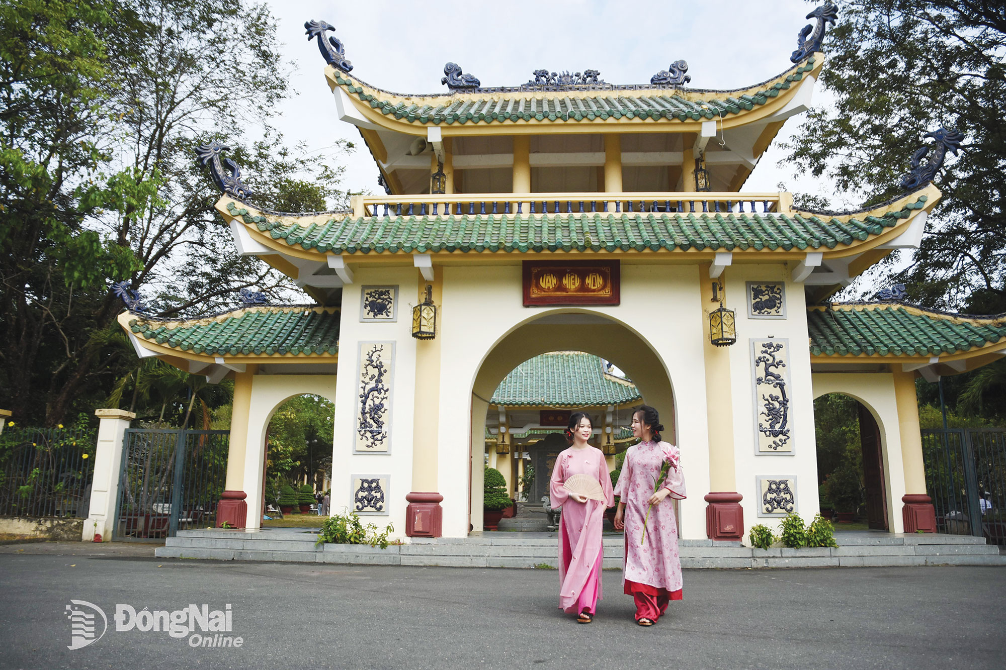 Văn miếu Trấn Biên được nhiều bạn trẻ tìm đến để thực hiện các bộ ảnh Tết