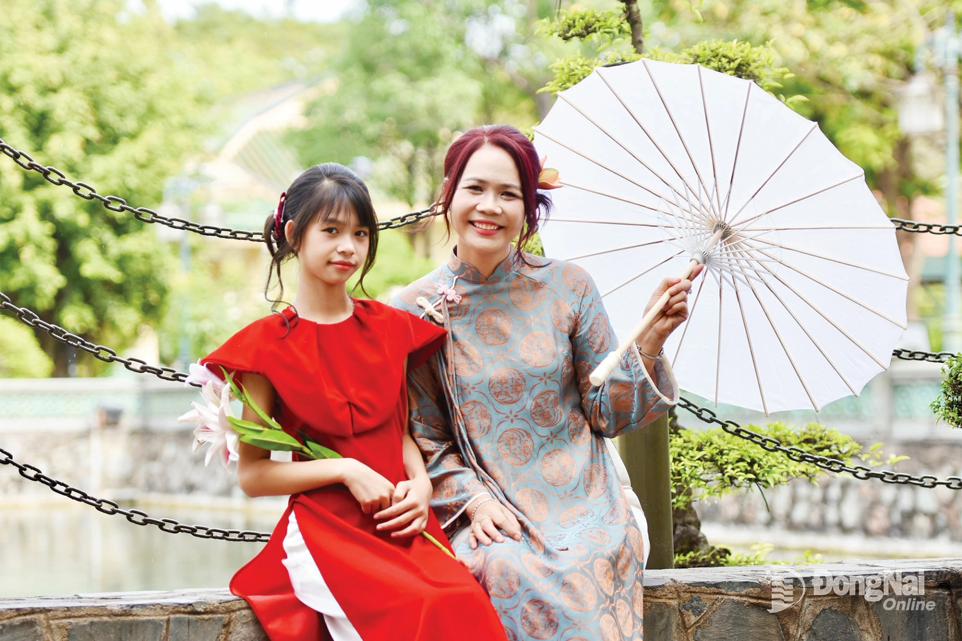 Áo dài là trang phục được lựa chọn trong các bộ ảnh Tết