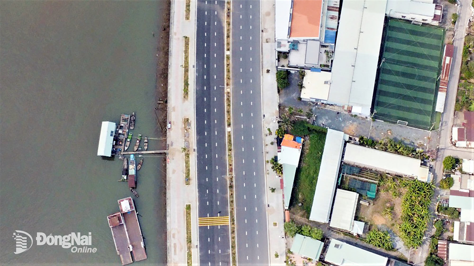 Đường ven sông Đồng Nai có chiều rộng 34m, quy mô 6 làn xe, dải phân cách giữa và vỉa hè 2 bên. Cùng với đó, hệ thống chiếu sáng, cây xanh và công viên ven sông cũng được đầu tư xây dựng đồng bộ. Ảnh: Phạm Tùng