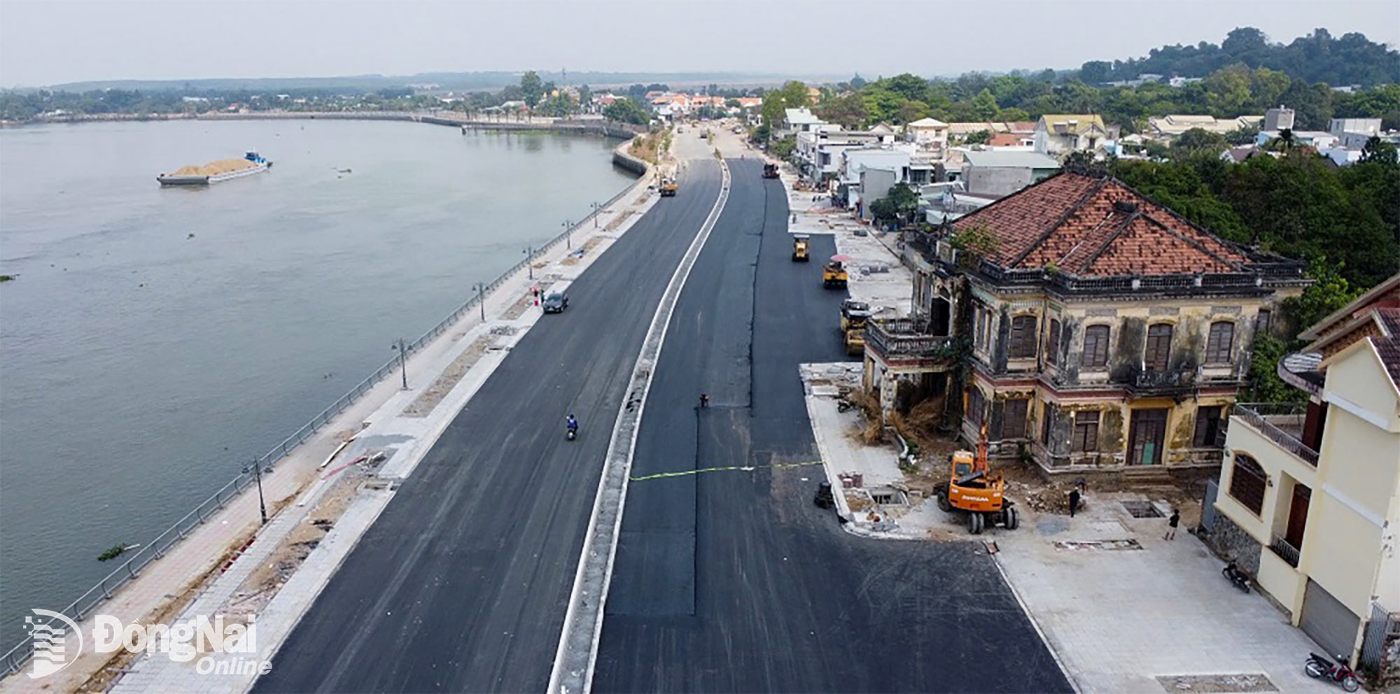 Ban đầu, đường ven sông Đồng Nai được thiết kế đi qua một phần biệt thự cổ Võ Hà Thanh. Sau đó, để bảo tồn công trình này, đoạn qua khu vực biệt thự cổ được điều chỉnh quy hoạch, nắn tuyến. Ảnh: Phạm Tùng