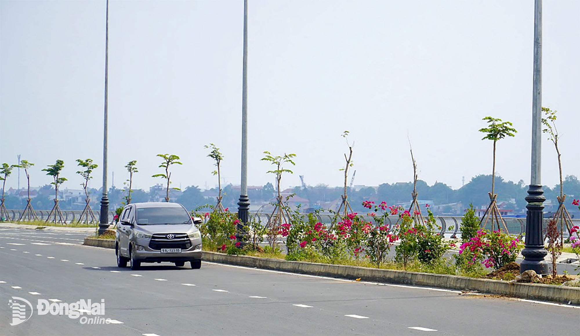 Dự án Đường ven sông Đồng Nai khởi công vào cuối năm 2021. Sau hơn 4 năm thi công xây dựng, đến nay các hạng mục của tuyến đường này đã cơ bản hoàn thành. Ảnh: Phạm Tùng