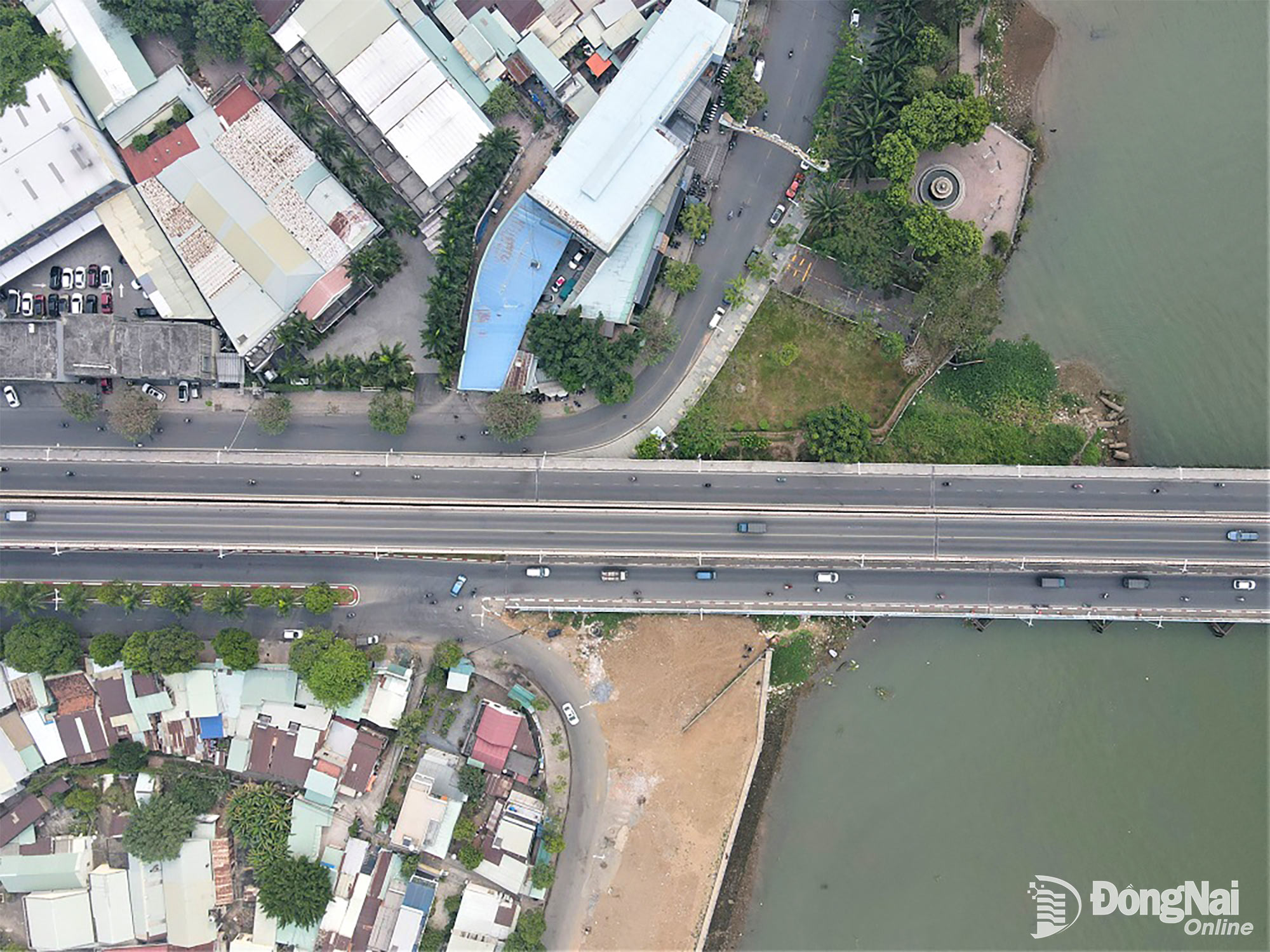 Phần đầu của tuyến đường giáp với cầu Hóa An dài khoảng 200m đã được chấp thuận điều chuyển khối lượng thi công sang Dự án Hầm chui cầu Hóa An. Hiện nay, Dự án Hầm chui cầu Hóa An đang được hoàn thiện các thủ tục đầu tư để triển khai xây dựng. Việc xây dựng hầm chui cầu Hóa An nhằm mục tiêu kết nối liên thông đường ven sông Đồng Nai với đường Nguyễn Văn Trị. Ảnh: Phạm Tùng