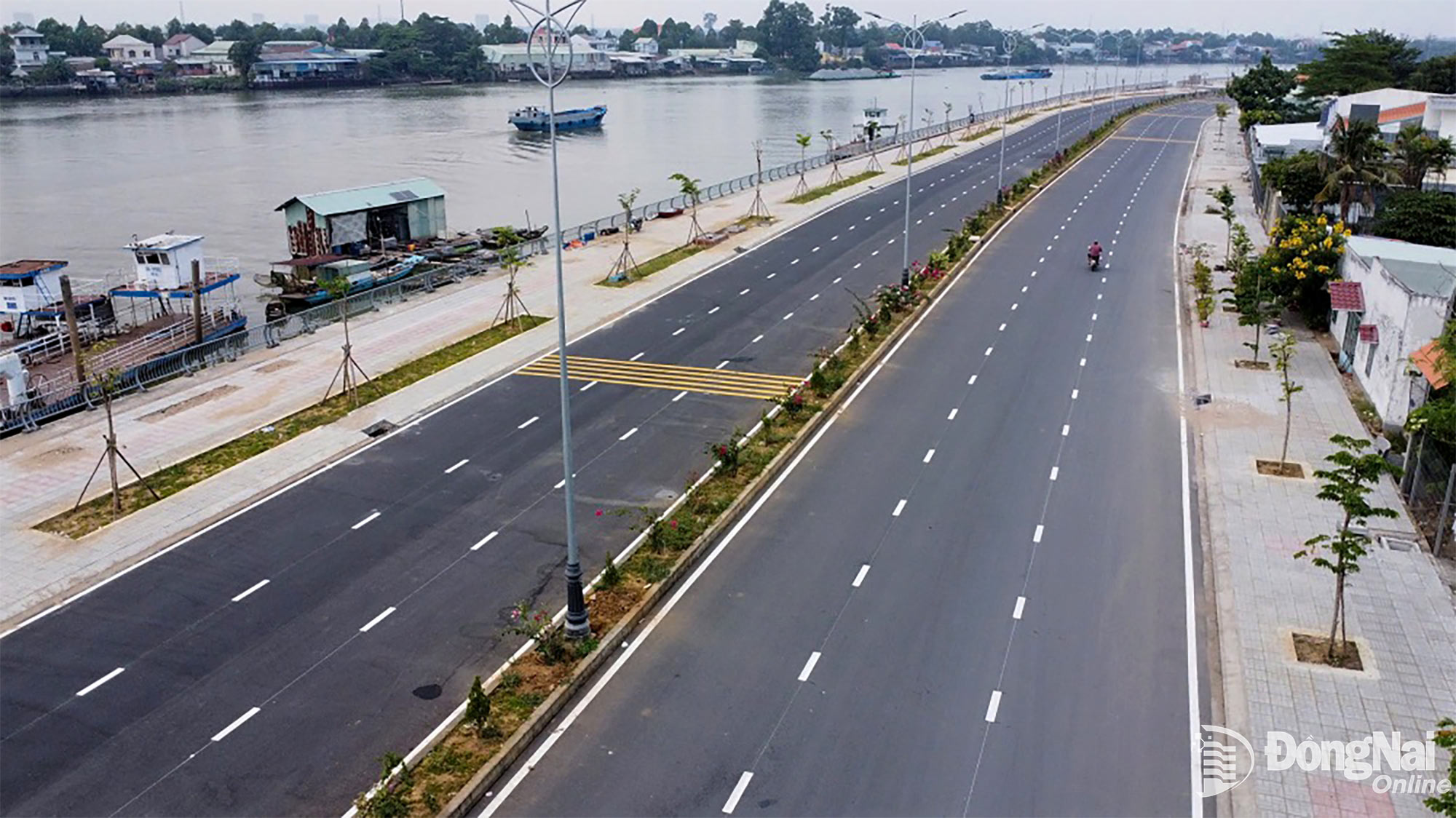 Đường ven sông Đồng Nai khi hoàn thành, đưa vào khai thác sẽ góp phần chia sẻ lưu lượng phương tiện lưu thông trên đường Huỳnh Văn Nghệ. Ảnh: Phạm Tùng