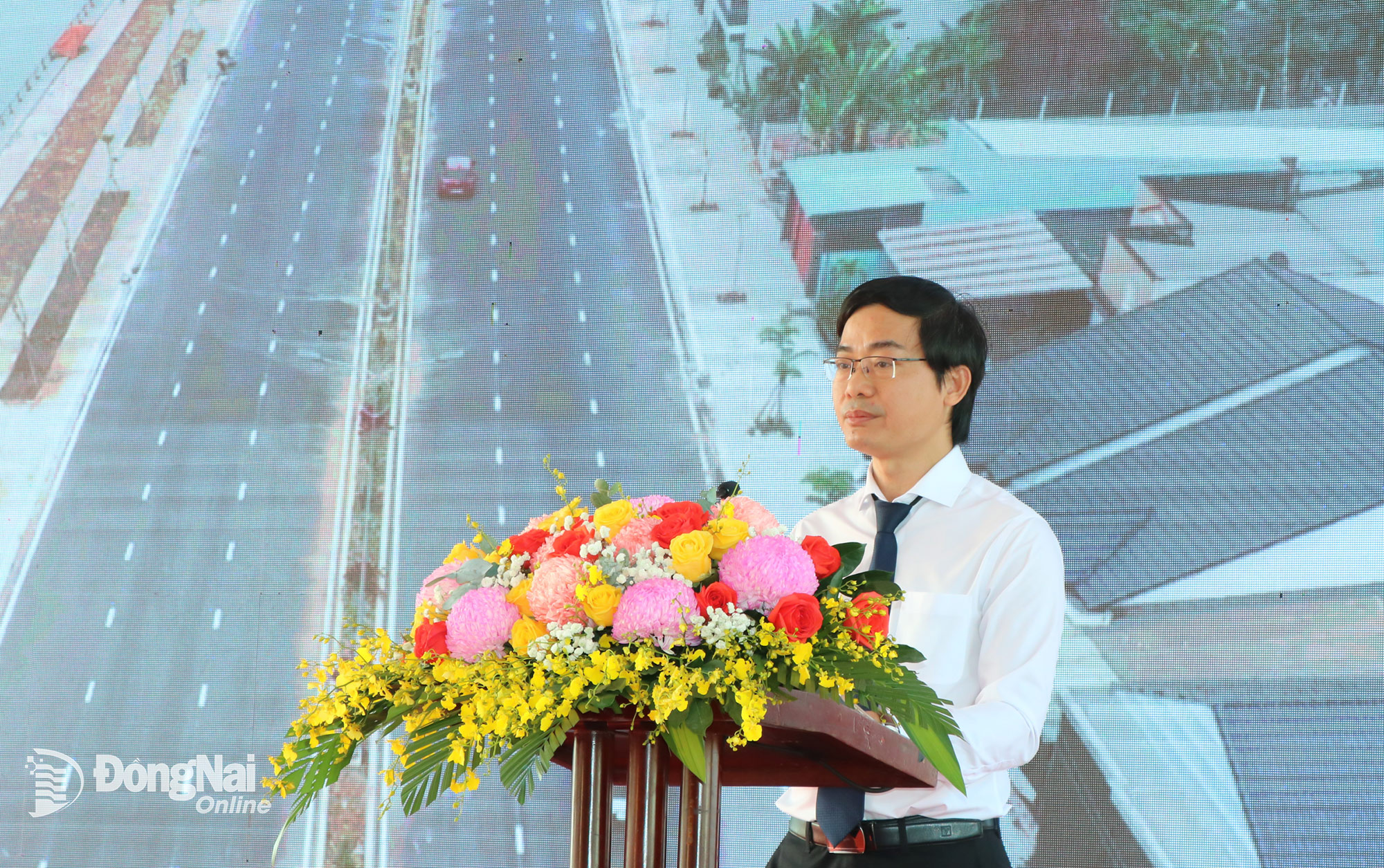 Ông Nguyễn Tôn Trọng, Giám đốc Ban Quản lý dự án khu vực 1, đại diện chủ đầu tư phát biểu về quá trình thi công dự án. Ảnh: Vương Thế