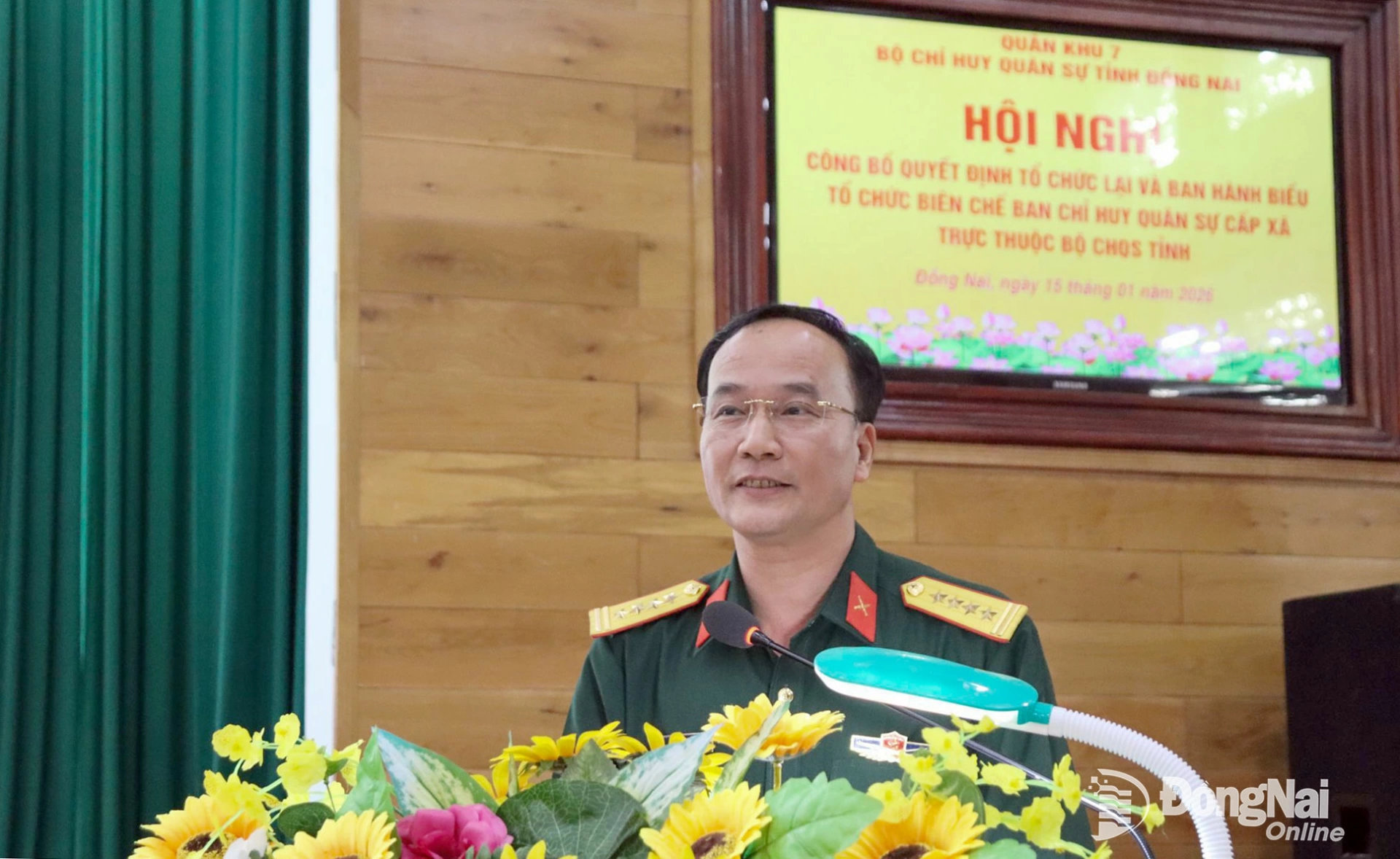 Đại tá Võ Thành Danh, Ủy viên Ban Thường vụ Tỉnh ủy, Chỉ huy trưởng Bộ Chỉ huy Quân sự tỉnh Đồng Nai phát biểu giao nhiệm vụ cho quân nhân chuyên nghiệp về thực hiệm nhiệm vụ tại các xã. Ảnh: Nguyệt Hà