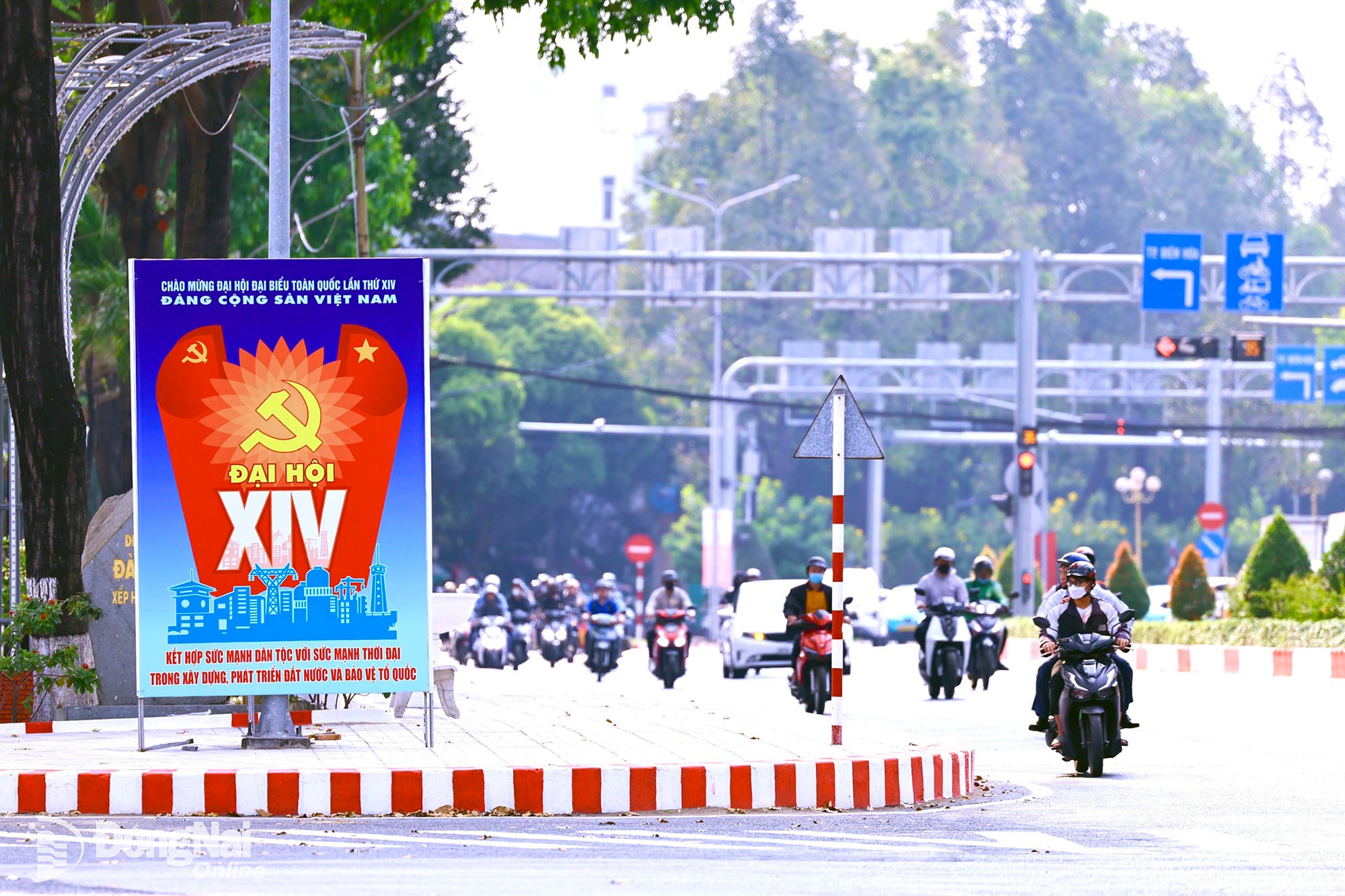  Đường phố tại phường Trấn Biên được trang hoàng nhiều tấm pa-nô chào mừng Đại hội XIV của Đảng. Ảnh: Công Nghĩa Đường phố tại phường Trấn Biên được trang hoàng nhiều tấm pa-nô chào mừng Đại hội XIV của Đảng. Ảnh: Công Nghĩa