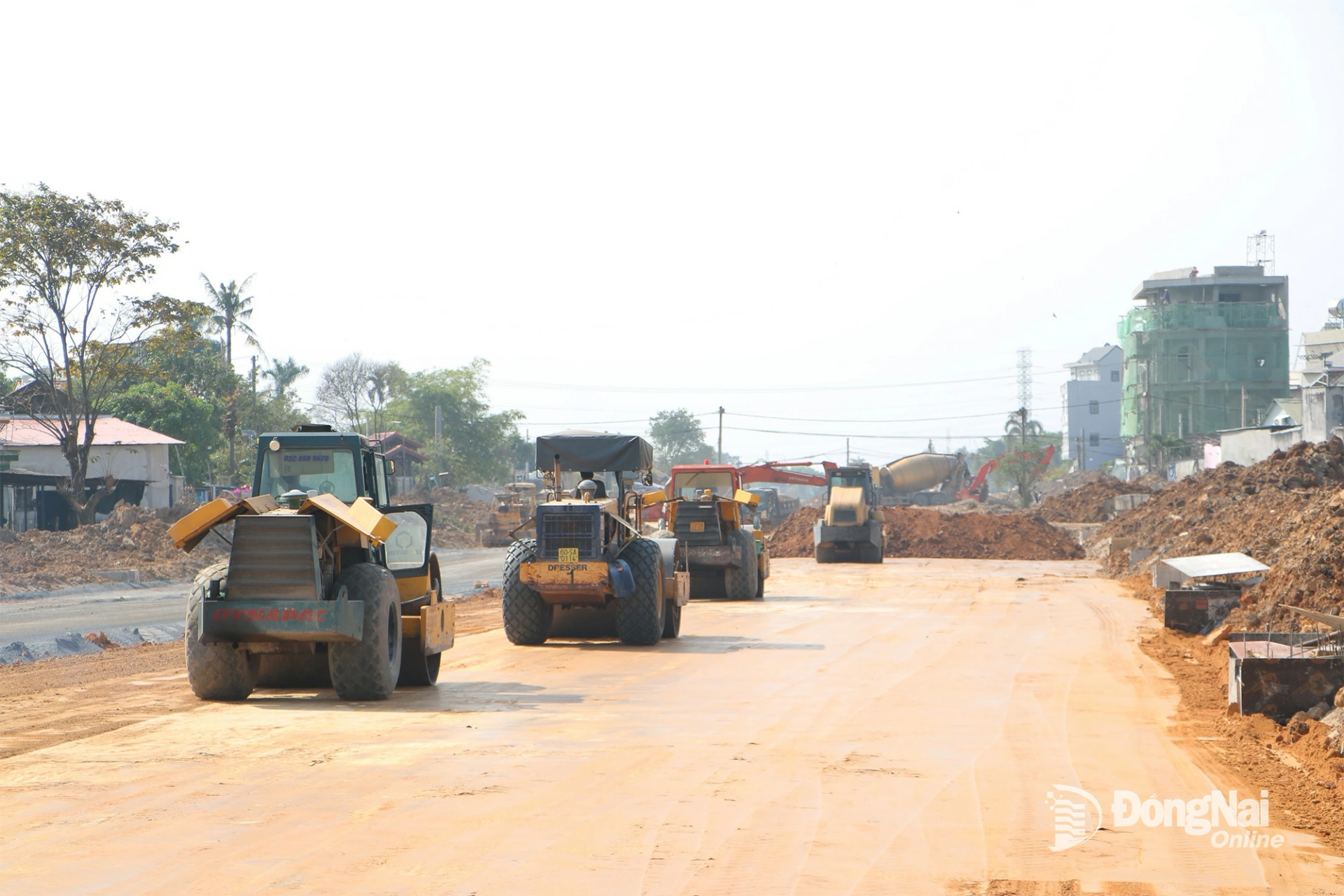 Máy móc, thiết bị được huy động để tăng tốc thi công Dự án Đường trục trung tâm Biên Hòa. Ảnh: Phạm Tùng