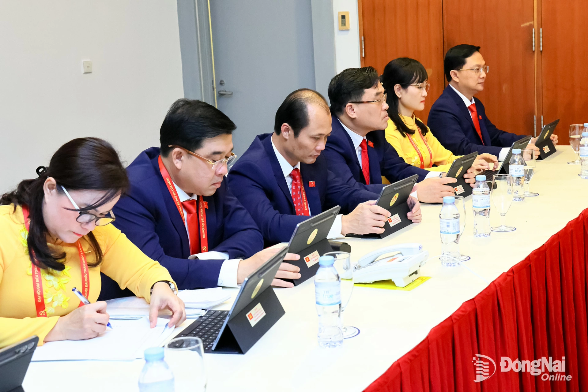 Các đại biểu nghiên cứu văn kiện tại phiên thảo luận của đoàn. Ảnh: Công Nghĩa