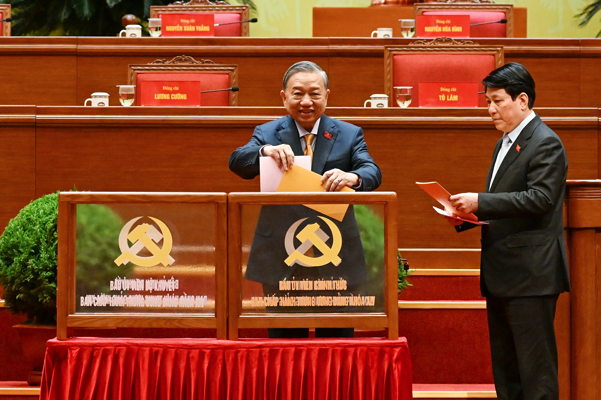 Đồng chí Tổng Bí thư Tô Lâm thực hiện bỏ phiếu bầu cử. Ảnh: Duy Linh