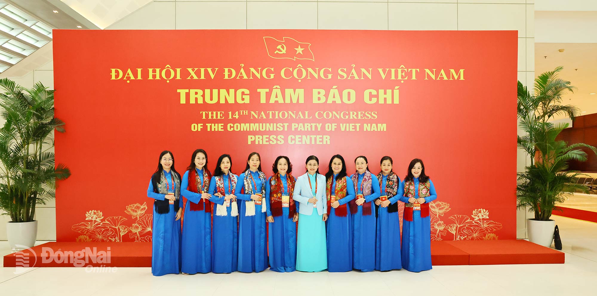 Đồng chí Tôn Ngọc Hạnh, Ủy viên Trung ương Đảng khóa XIV, Phó Bí thư Thường trực Tỉnh ủy, Chủ tịch HĐND tỉnh Đồng Nai chụp hình cùng các đại biểu tại Trung tâm Báo chí của Đại hội XIV. Ảnh: Công Nghĩa