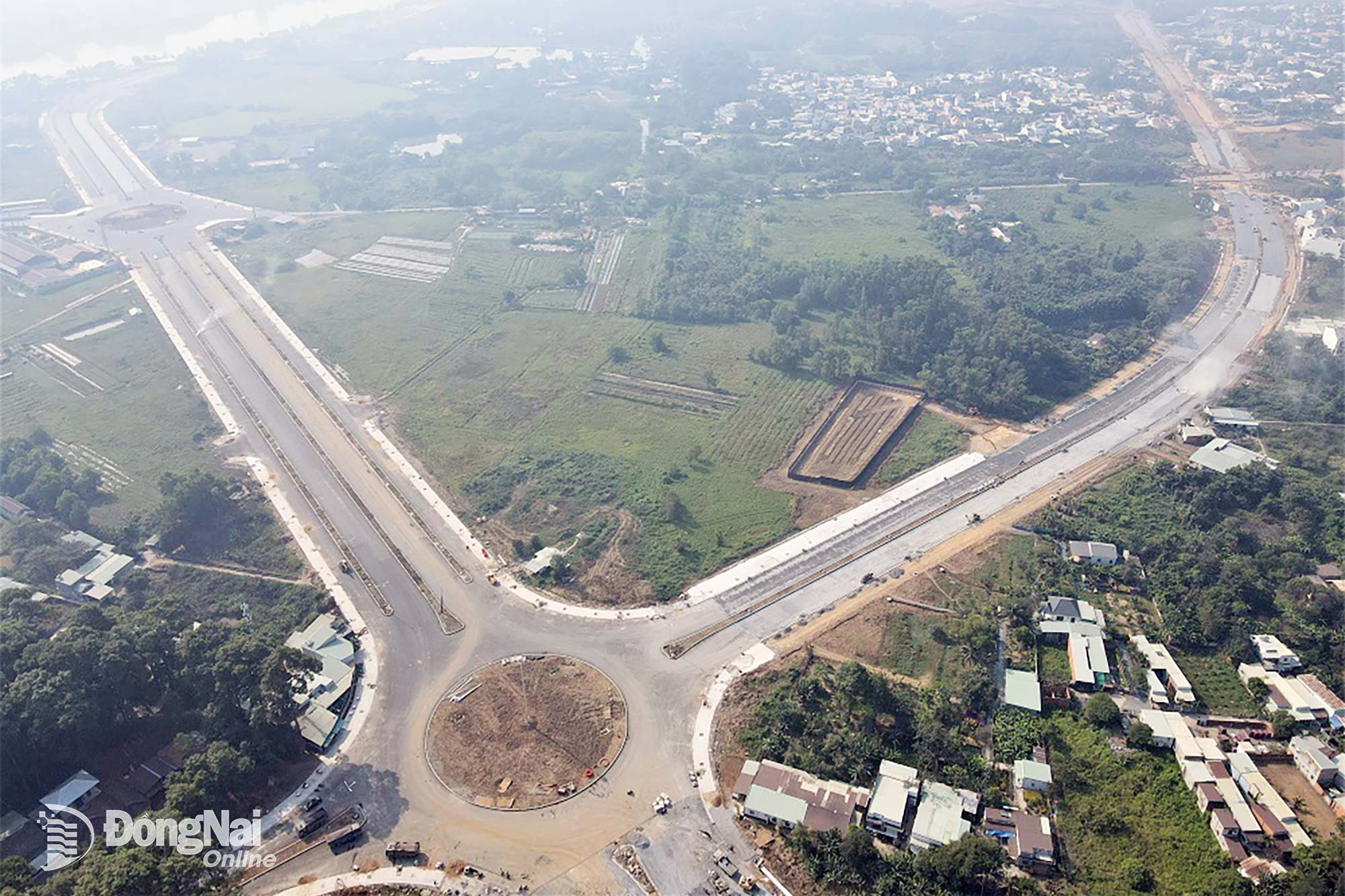 Từ vị trí nút giao chung, nhánh 1 sẽ kéo dài đến điểm cuối giao với đường Đặng Văn Trơn (tại nút giao cầu An Hảo), nhánh 1 có chiều dài tuyến hơn 3,7km. Trong khi đó, nhánh 2 rẽ phải kéo dài đến điểm cuối giao với đường Đặng Văn Trơn (tại nút giao đường đầu cầu Bửu Hòa) dài hơn 1,7km. Ảnh: Phạm Tùng