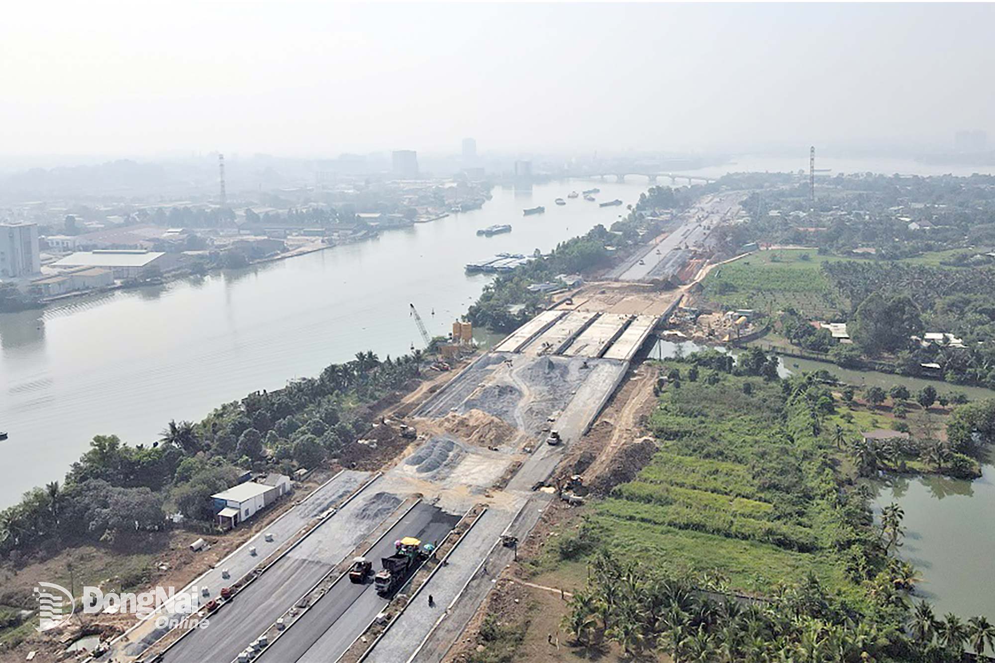 Cầu Vàm Ông Án trên nhánh 1 của tuyến đường trục trung tâm Biên Hòa đang được đẩy nhanh tiến độ thi công. Ảnh: Phạm Tùng