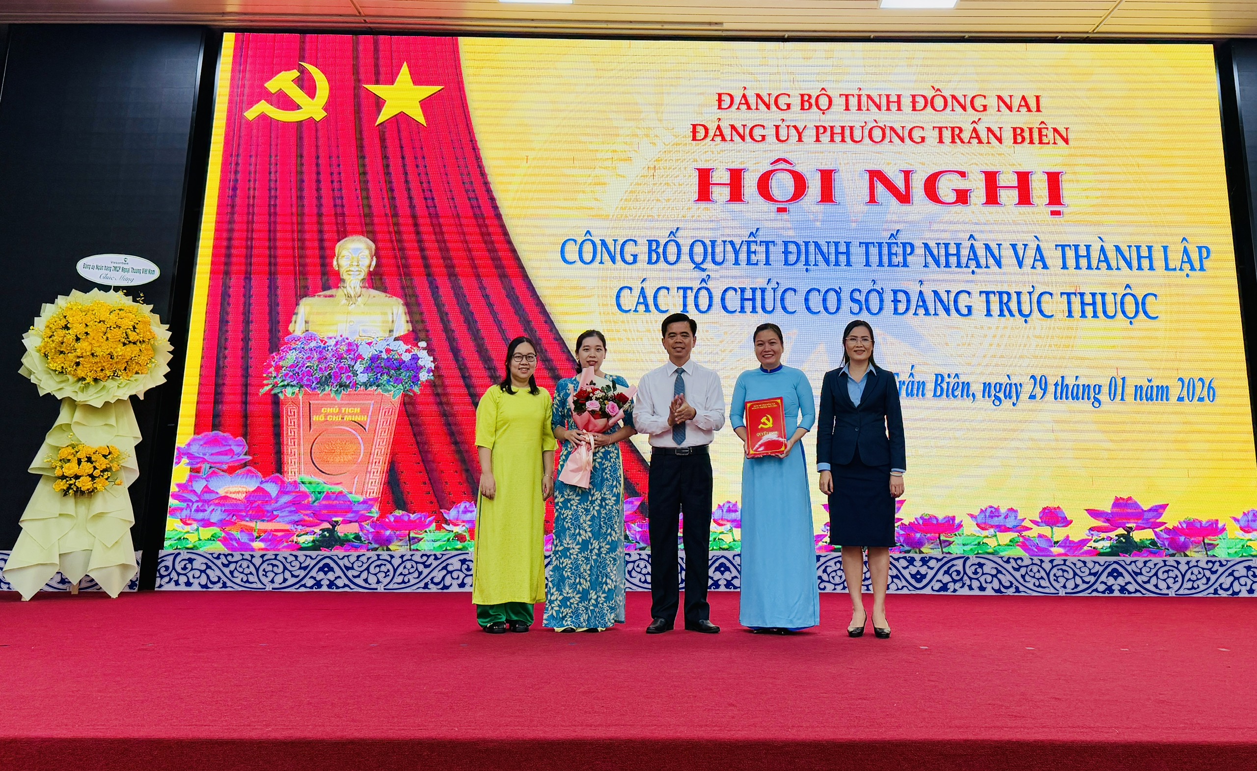 Lãnh đạo Đảng ủy, UBND phường Trấn Biên trao Quyết định cho các Chi, Đảng bộ trực thuộc. Ảnh: Thùy Anh.