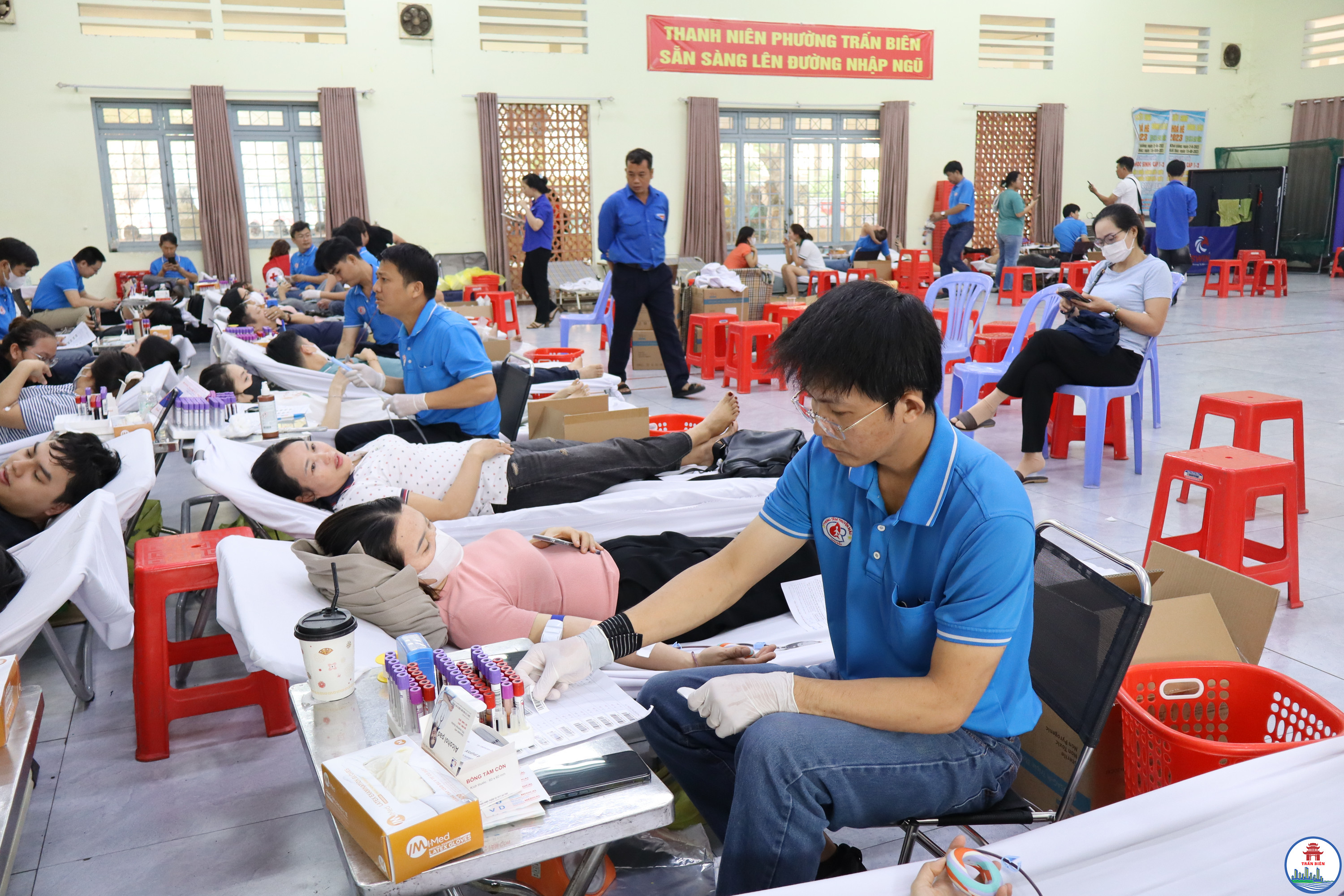 Các tình nguyện viên tham gia hiến máu