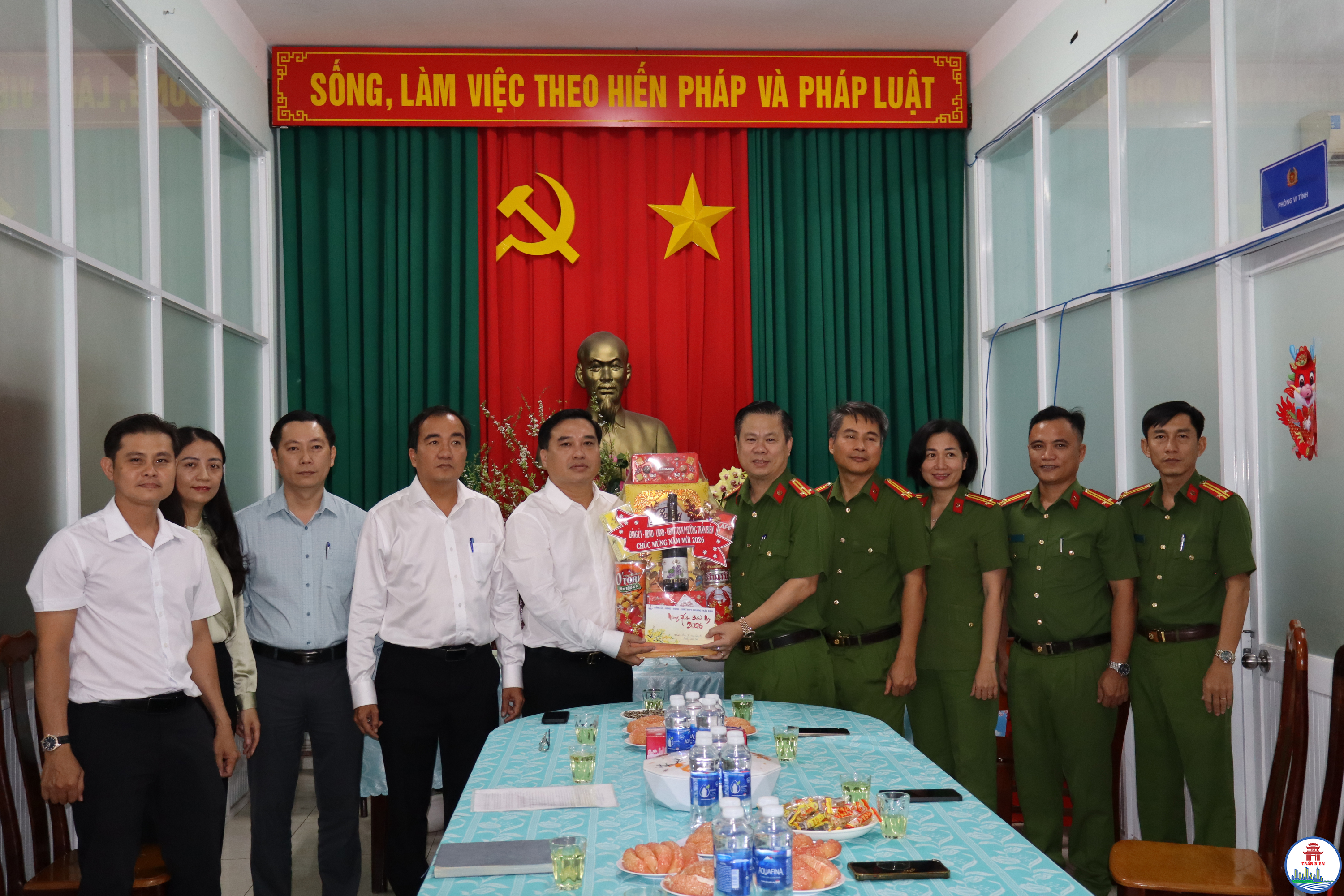 Đoàn công tác phường Trấn Biên thăm và chúc Tết đơn vị Công an phường. Ảnh: Thùy Anh.