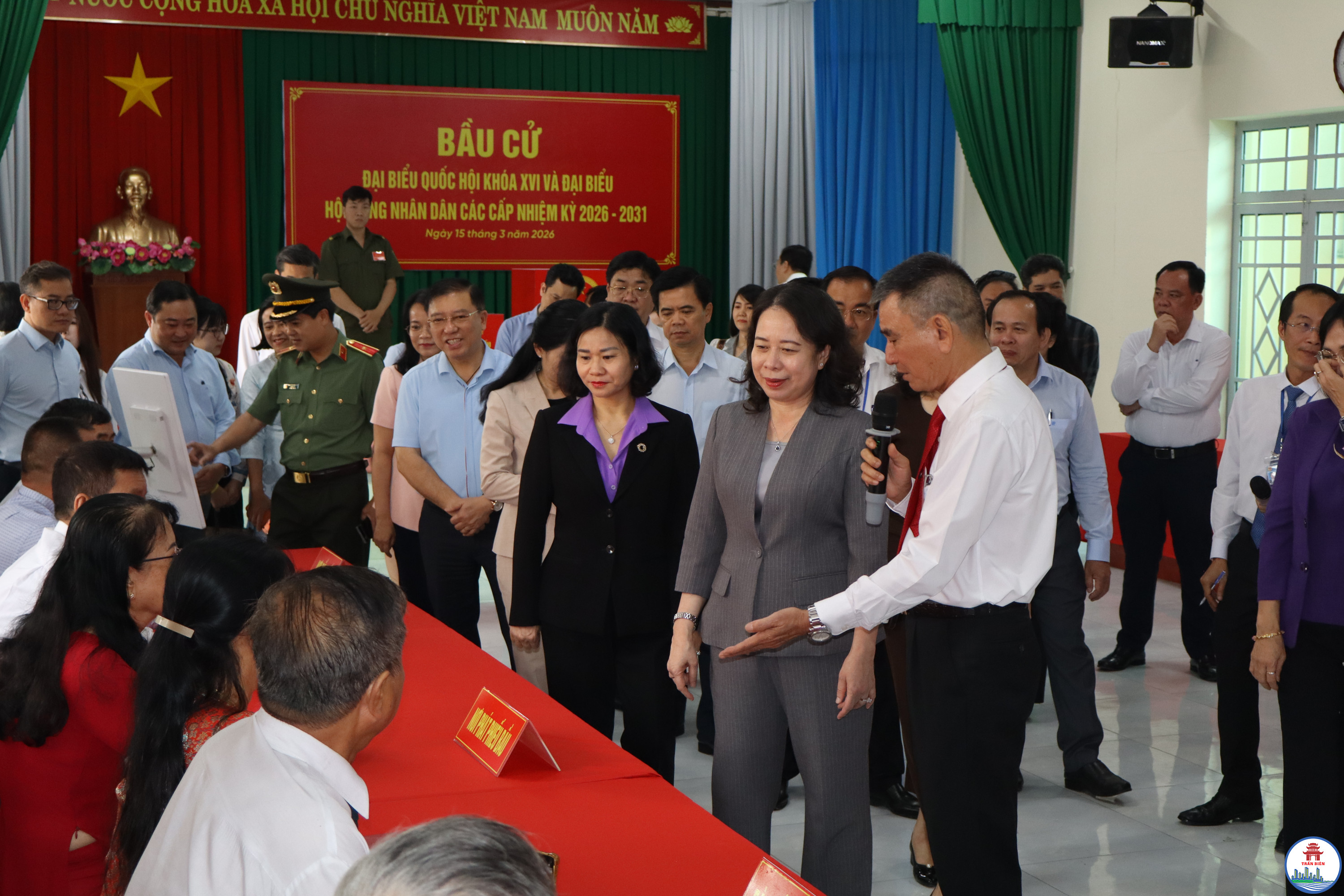 Đại diện Tổ bầu cử số 32 phường Trấn Biên báo cáo với Đoàn công tác về công tác chuẩn bị bầu cử