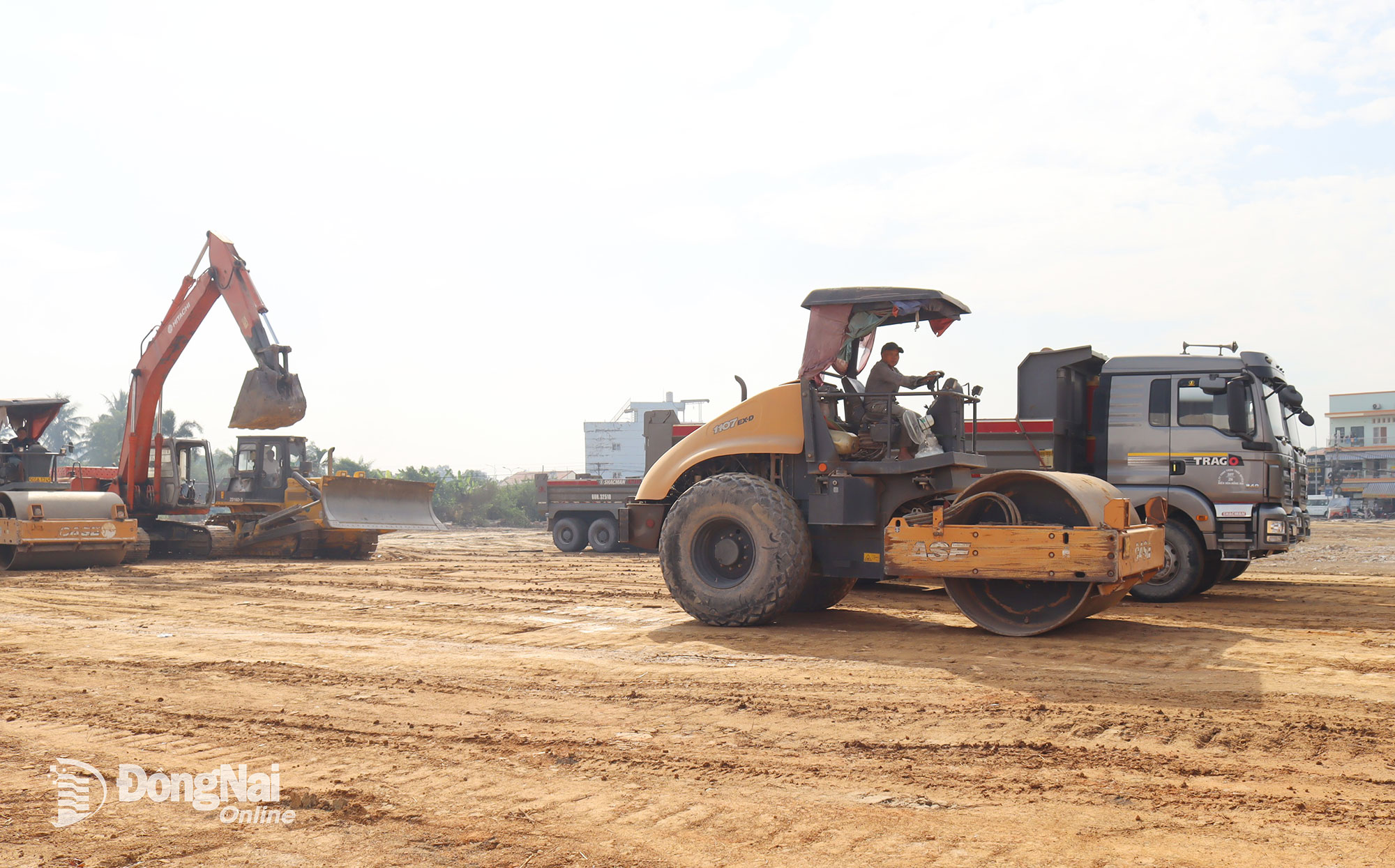 Các phương tiện, máy móc được huy động, sẵn sàng thi công dự án. Ảnh: Hoàng Lộc