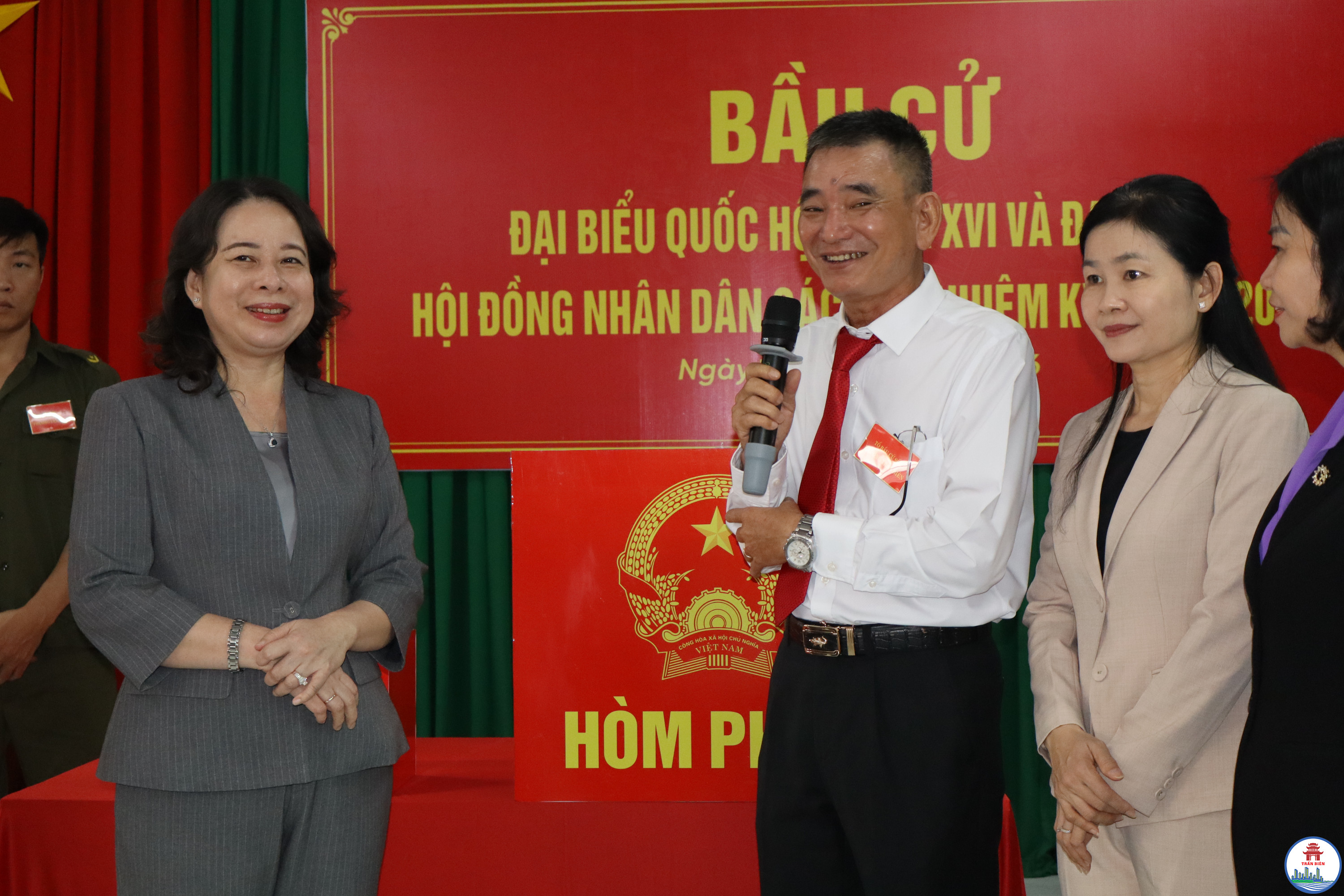 Đại diện Tổ bầu cử số 32 phường Trấn Biên báo cáo việc bỏ phiếu của cử tri (2)