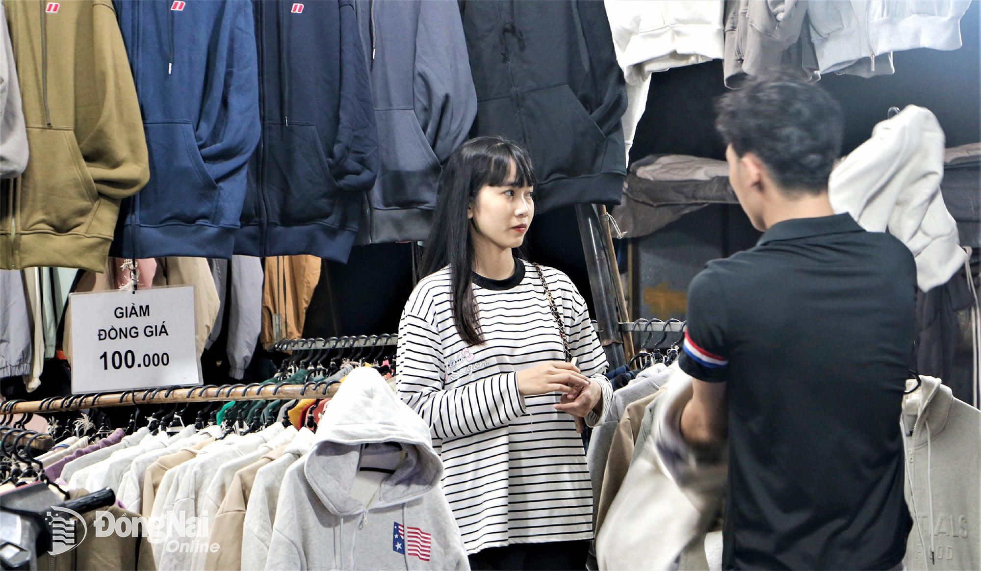 Hơn 20 năm qua, chợ đêm Biên Hùng đã trở thành điểm đến quen thuộc để mua sắm, vui chơi của người dân đô thị Biên Hòa. Ảnh: Thu Huế