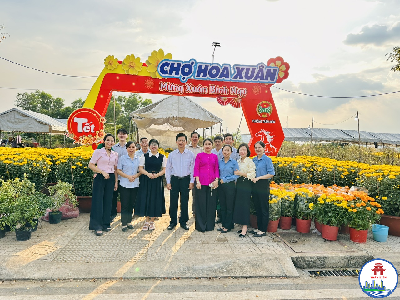 Ông Lâm Tấn Khải , Phó Bí thư Thường trực Đảng ủy phường Trấn Biên cùng Đoàn công tác của Hội Nông dân tỉnh tham quan tại Chợ hoa Xuân Bính Ngọ 2026