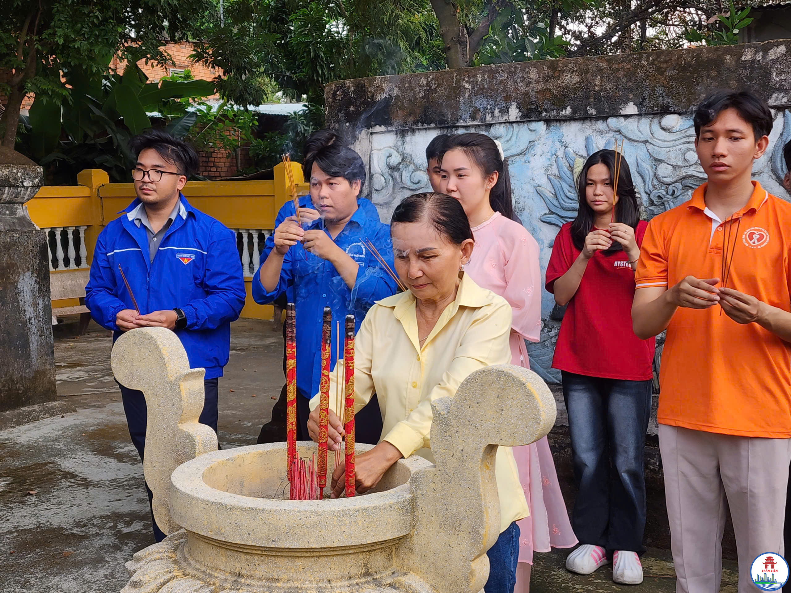 TUỔI TRẺ PHƯỜNG TRẤN BIÊN DÂNG HƯƠNG, DÂNG HOA TẠI KHU DI TÍCH LĂNG MỘ TRỊNH HOÀI ĐỨC NHÂN DỊP TẾT NGUYÊN ĐÁN