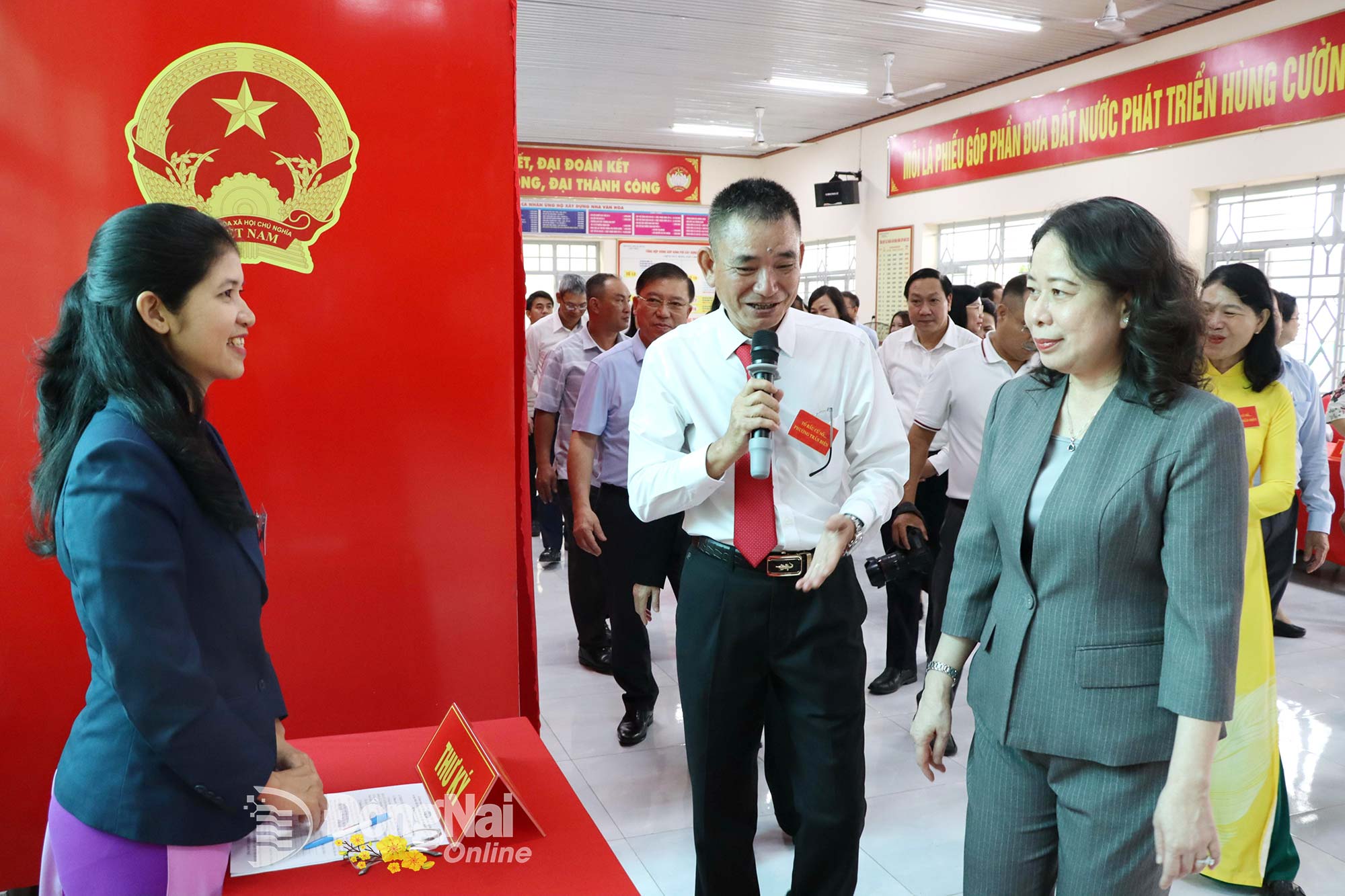  Đồng chí Võ Thị Ánh Xuân, Bí thư Trung ương Đảng, Phó Chủ tịch nước, Phó Chủ tịch Hội đồng Bầu cử quốc gia kiểm tra công tác bầu cử tại Đồng Nai. Ảnh: Huy Anh