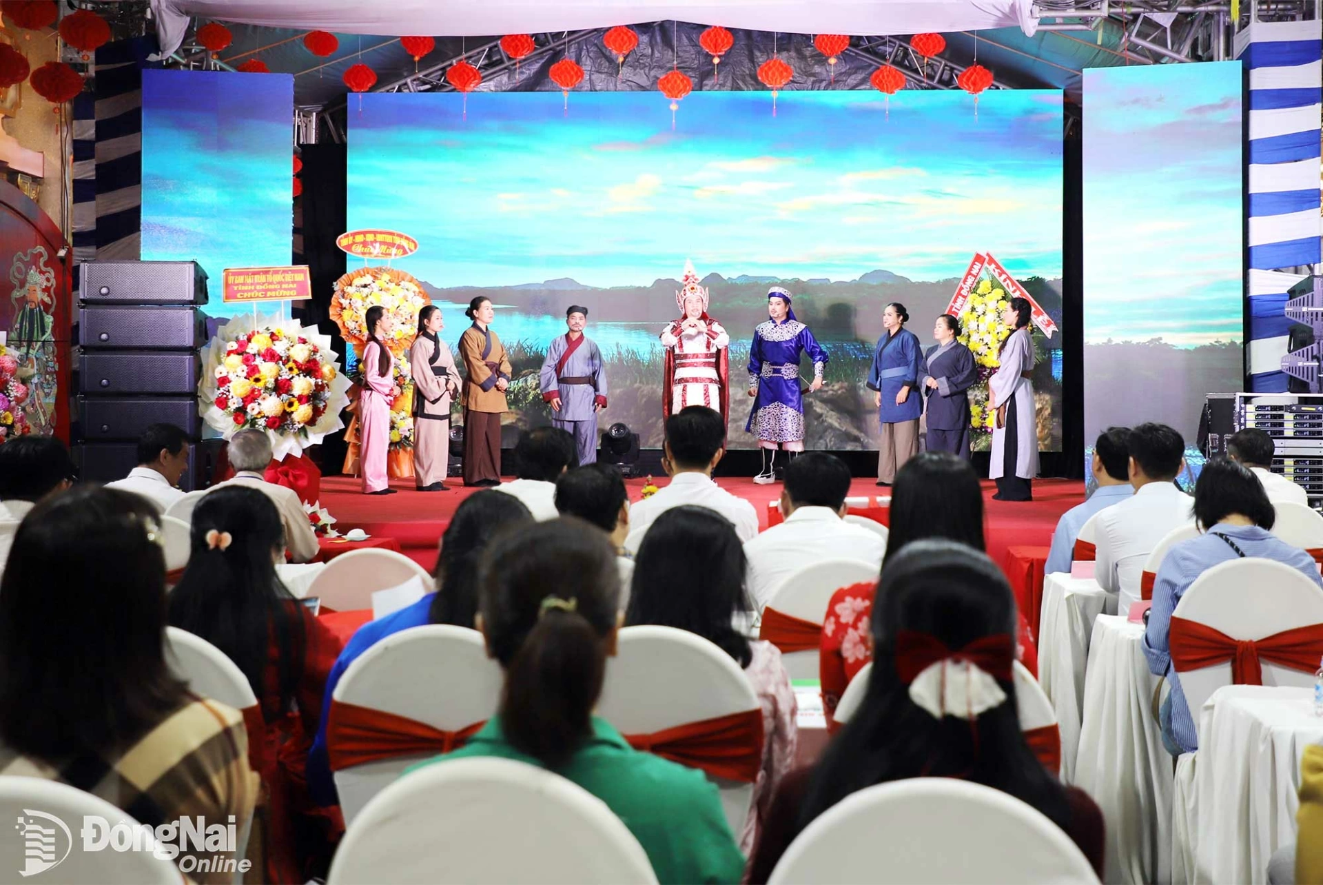 Các đại biểu và nhân dân theo dõi trích đoạn cải lương Nhân nghĩa thiên thu do Nhà hát Nghệ thuật Đồng Nai biểu diễn. Ảnh: My Ny