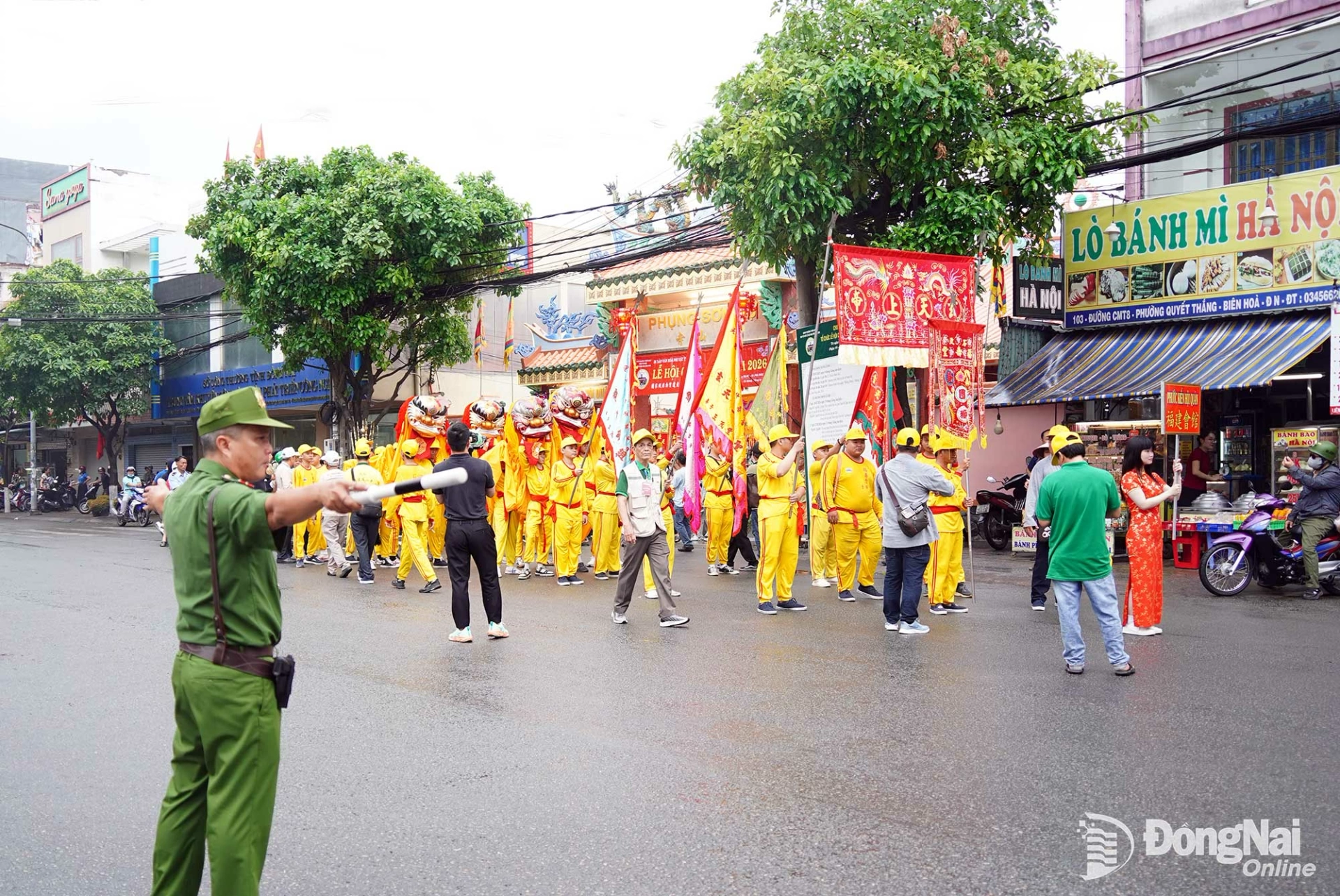  Lực lượng chức năng điều tiết phương tiện trên đường Cách Mạng Tháng Tám, bảo đảm an toàn giao thông phục vụ đoàn Lễ Nghinh thần. Ảnh: Lê Duy