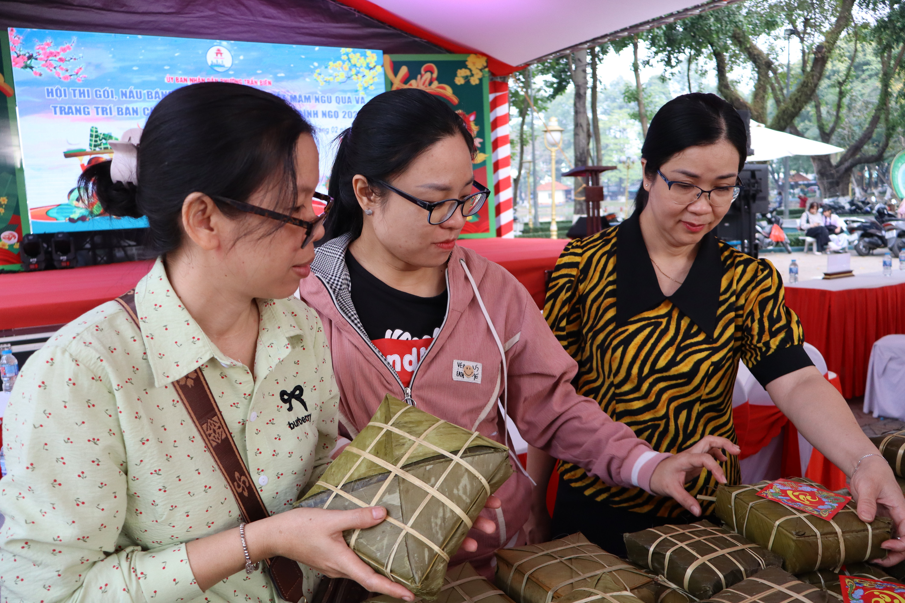 Ban Giám khảo chấm điểm thành phẩm bánh chưng, bánh tét của các đội thi