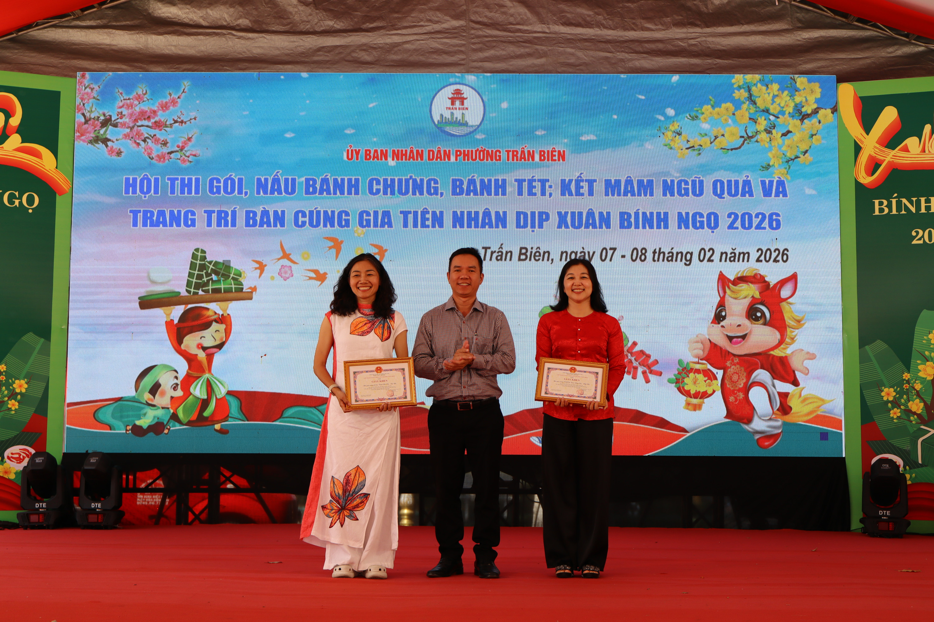 Ban Tổ chức trao giải cho các đội thi gồm liên quân khối mầm non, khối Tiểu học, khối THCS và các đoàn thể phường Trấn Biên (2)